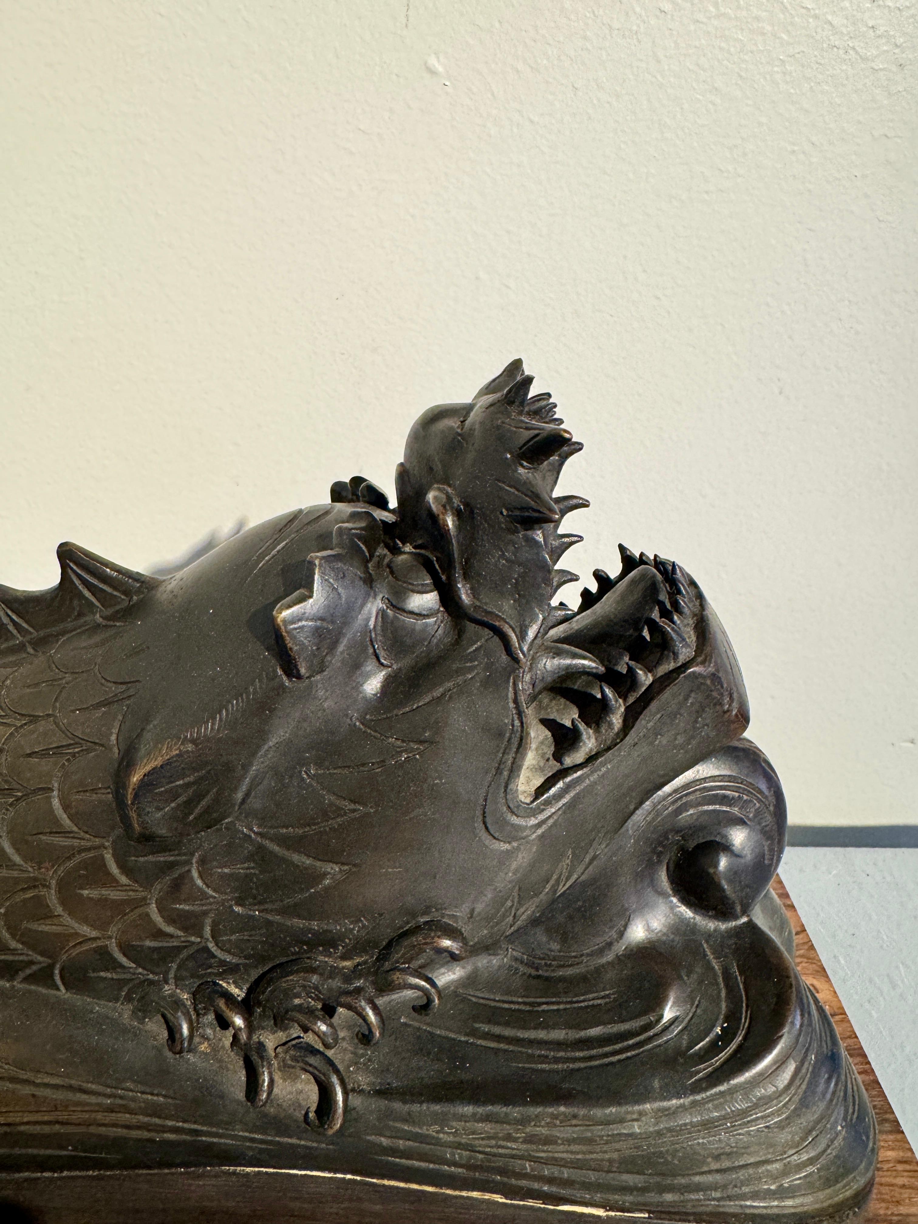 Pareja de peces dragón japoneses de bronce, Shachihoko, Periodo Taisho, hacia 1920, Japón principios del siglo XX en venta