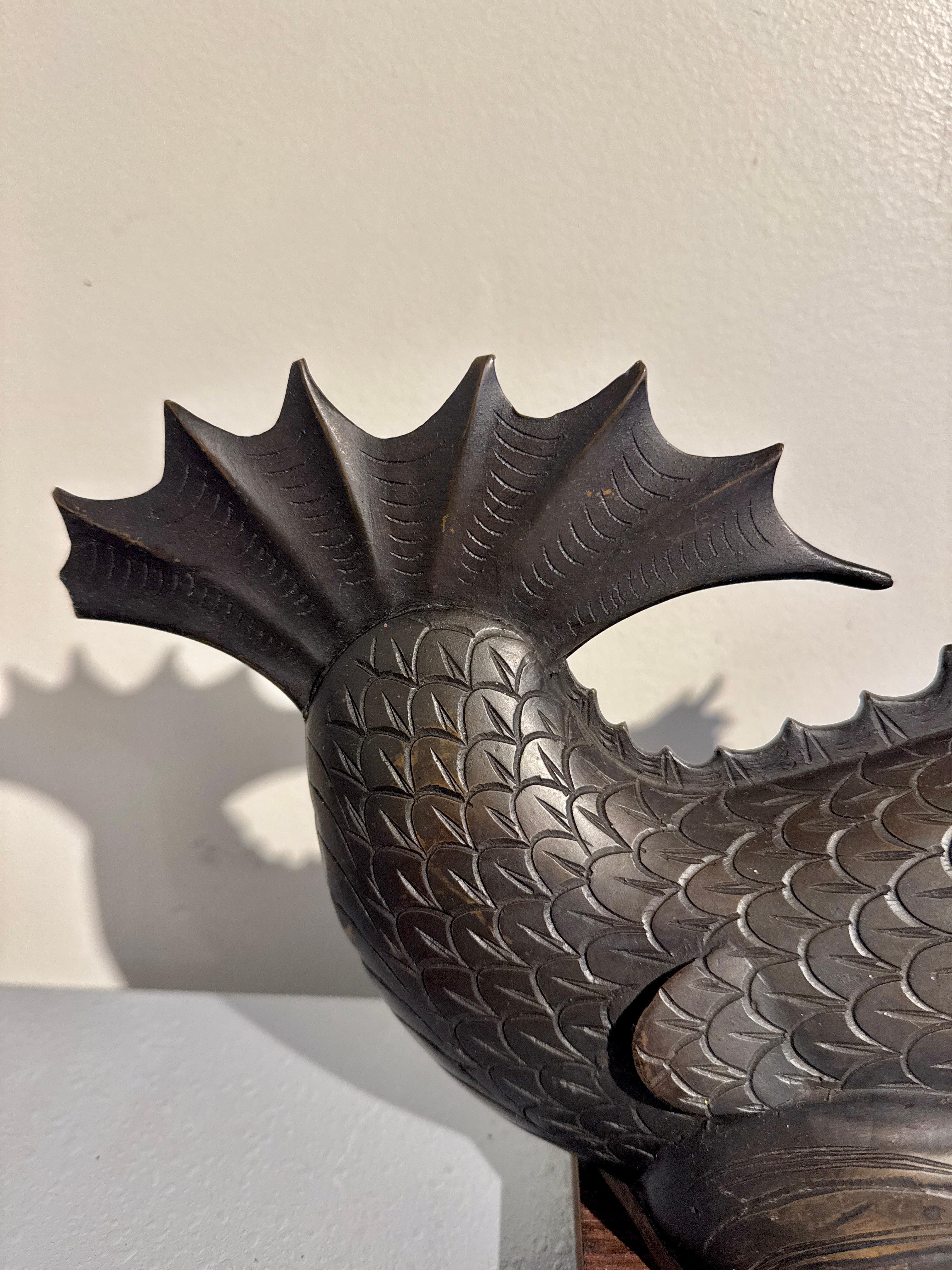 Pareja de peces dragón japoneses de bronce, Shachihoko, Periodo Taisho, hacia 1920, Japón Bronce en venta