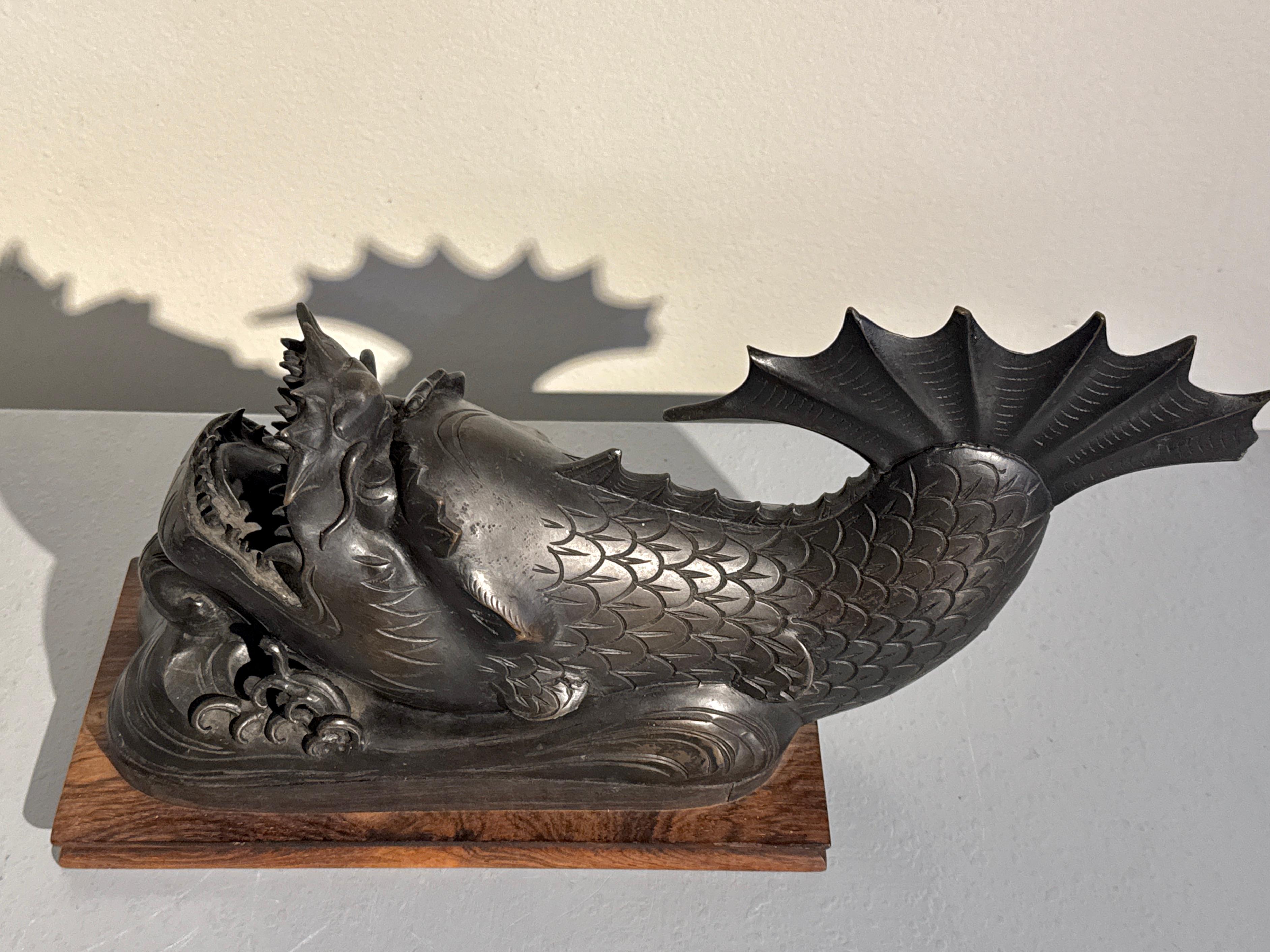 Pareja de peces dragón japoneses de bronce, Shachihoko, Periodo Taisho, hacia 1920, Japón en venta 2