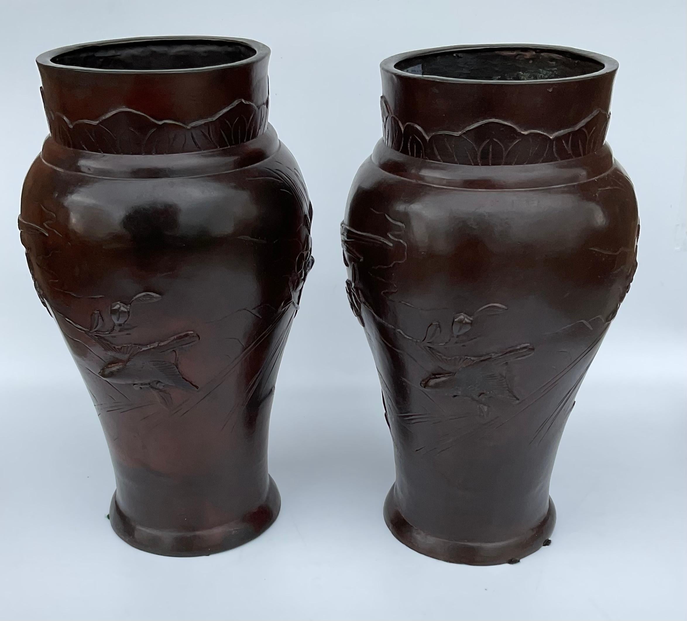 Coppia di vasi giapponesi in bronzo di epoca Meiji con uccelli multipli su rami firmati in vendita 7