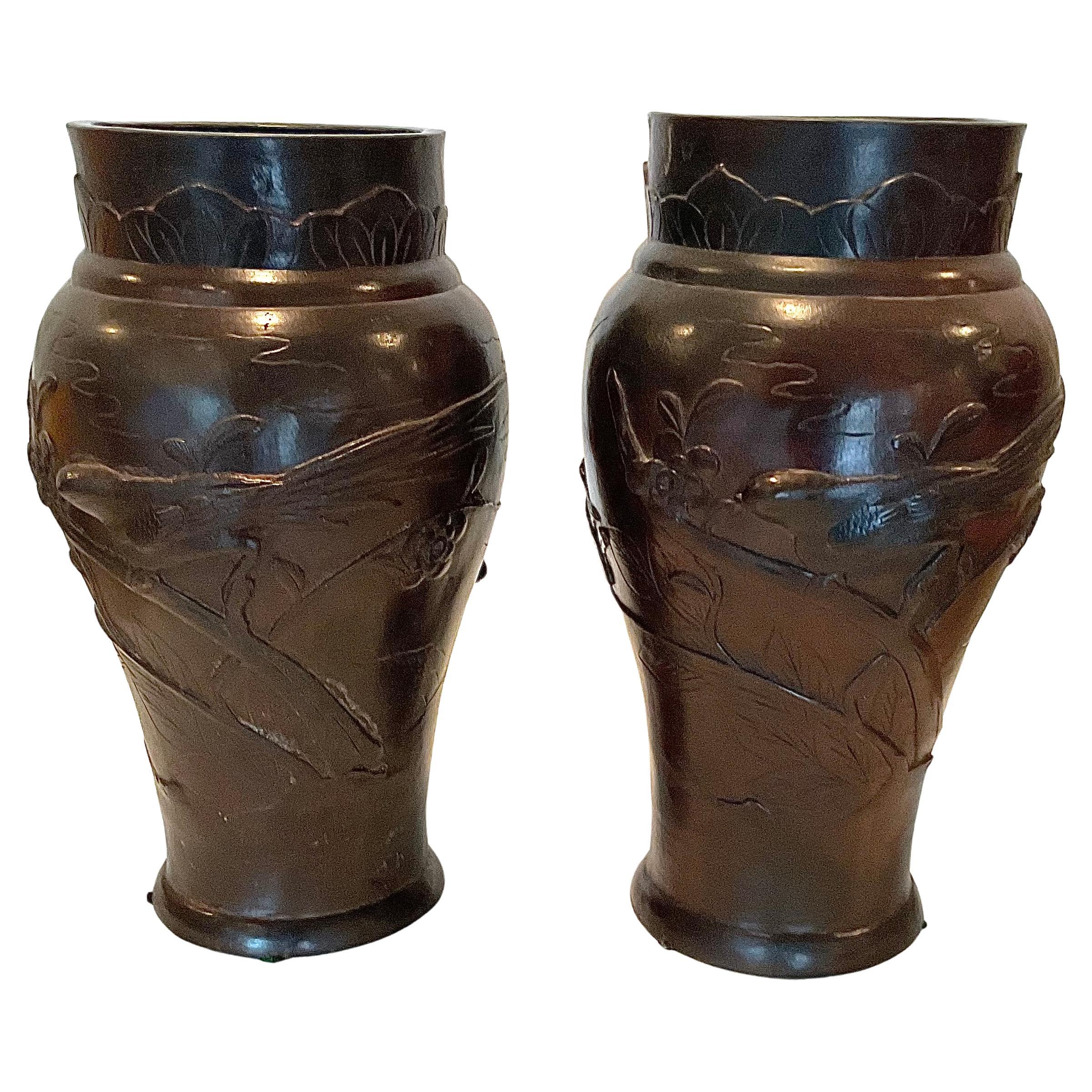Coppia di vasi giapponesi in bronzo dell'epoca Meiji con uccelli multipli su rami molto dettagliati e con diverse possibilità di esposizione. Entrambi i vasi sono firmati come illustrato.