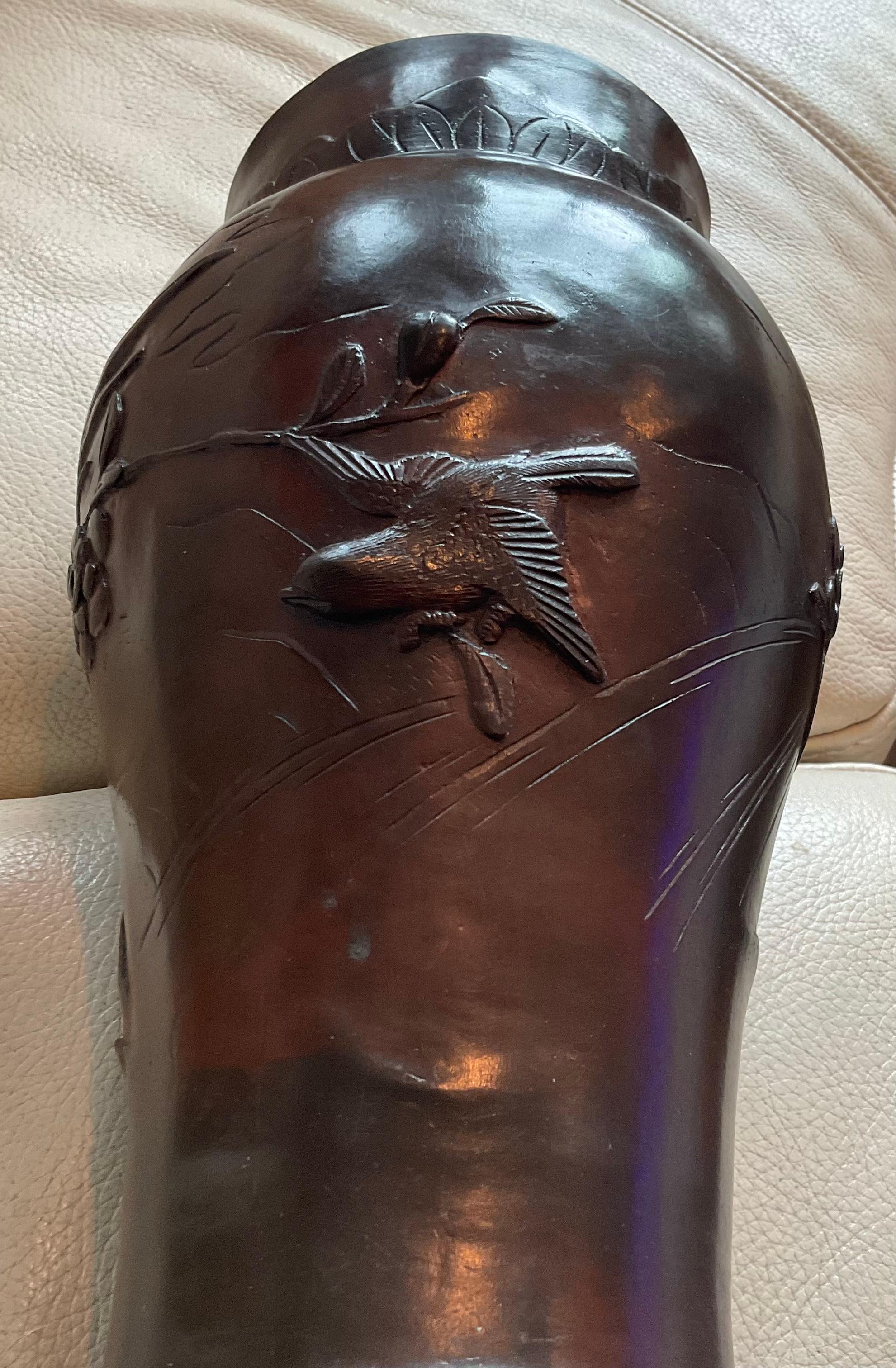Coppia di vasi giapponesi in bronzo di epoca Meiji con uccelli multipli su rami firmati In condizioni buone in vendita a Ann Arbor, MI