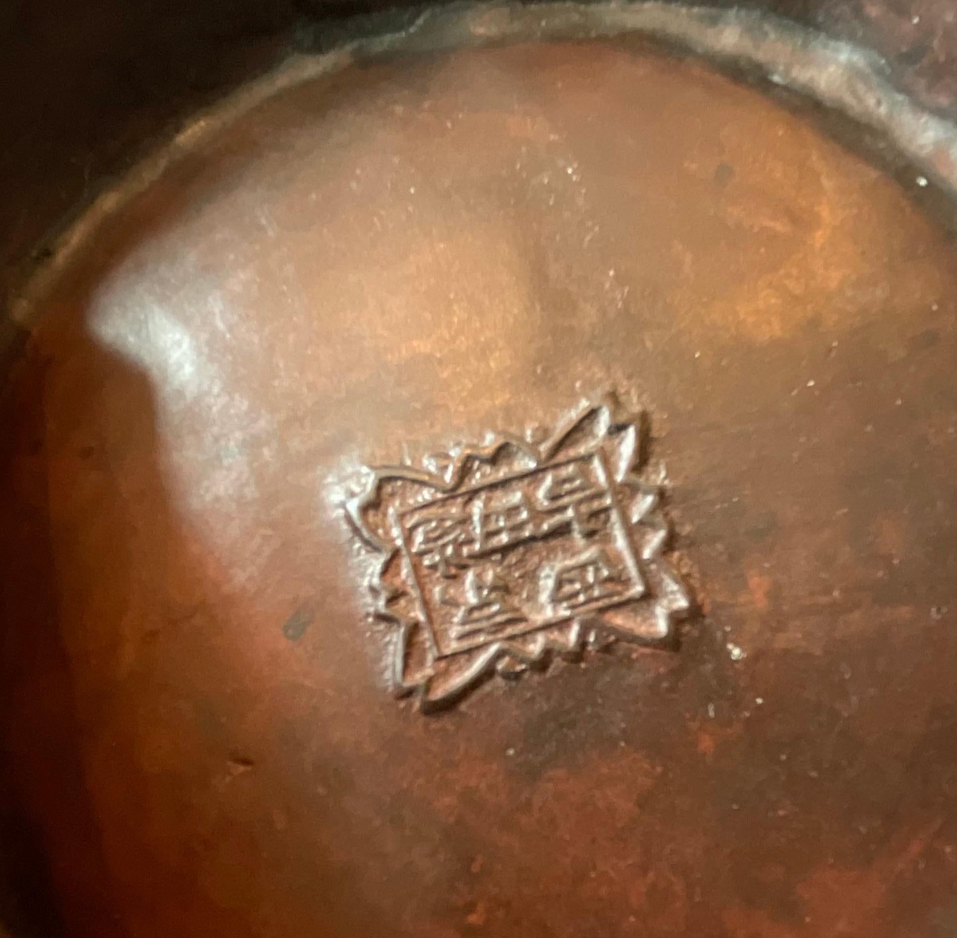 Inizio XX secolo Coppia di vasi giapponesi in bronzo di epoca Meiji con uccelli multipli su rami firmati in vendita