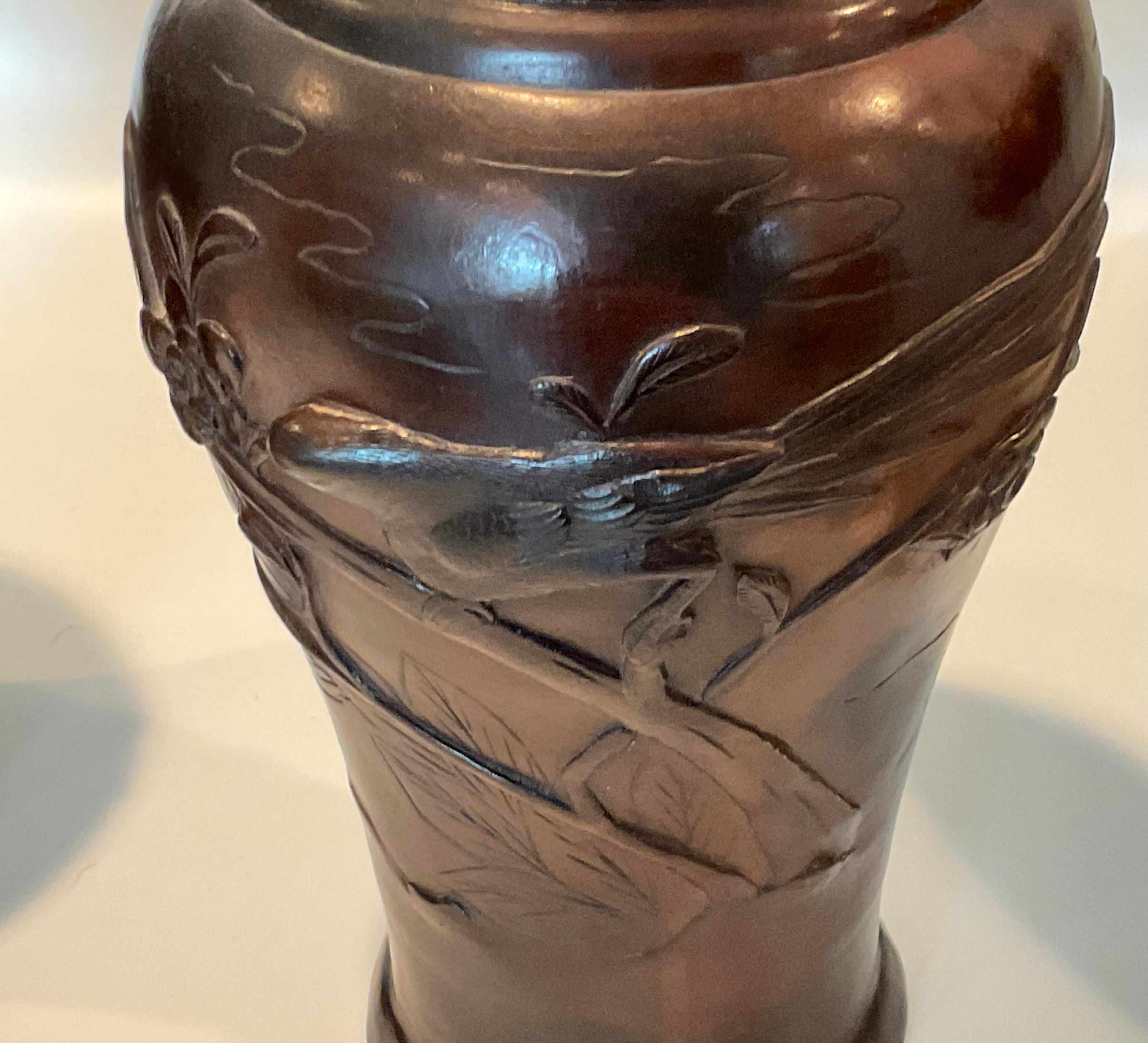 Bronzo Coppia di vasi giapponesi in bronzo di epoca Meiji con uccelli multipli su rami firmati in vendita