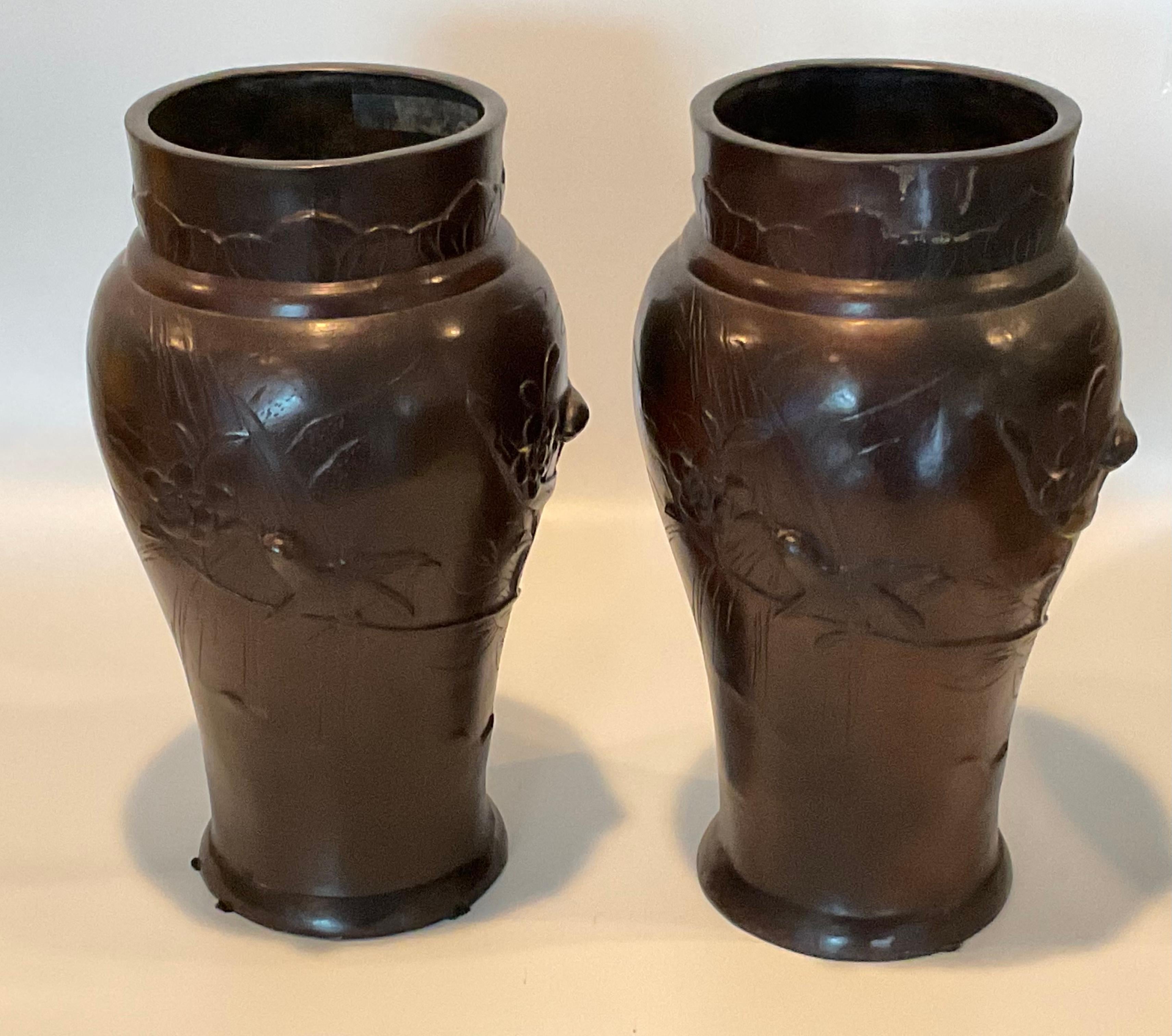 Coppia di vasi giapponesi in bronzo di epoca Meiji con uccelli multipli su rami firmati in vendita 2
