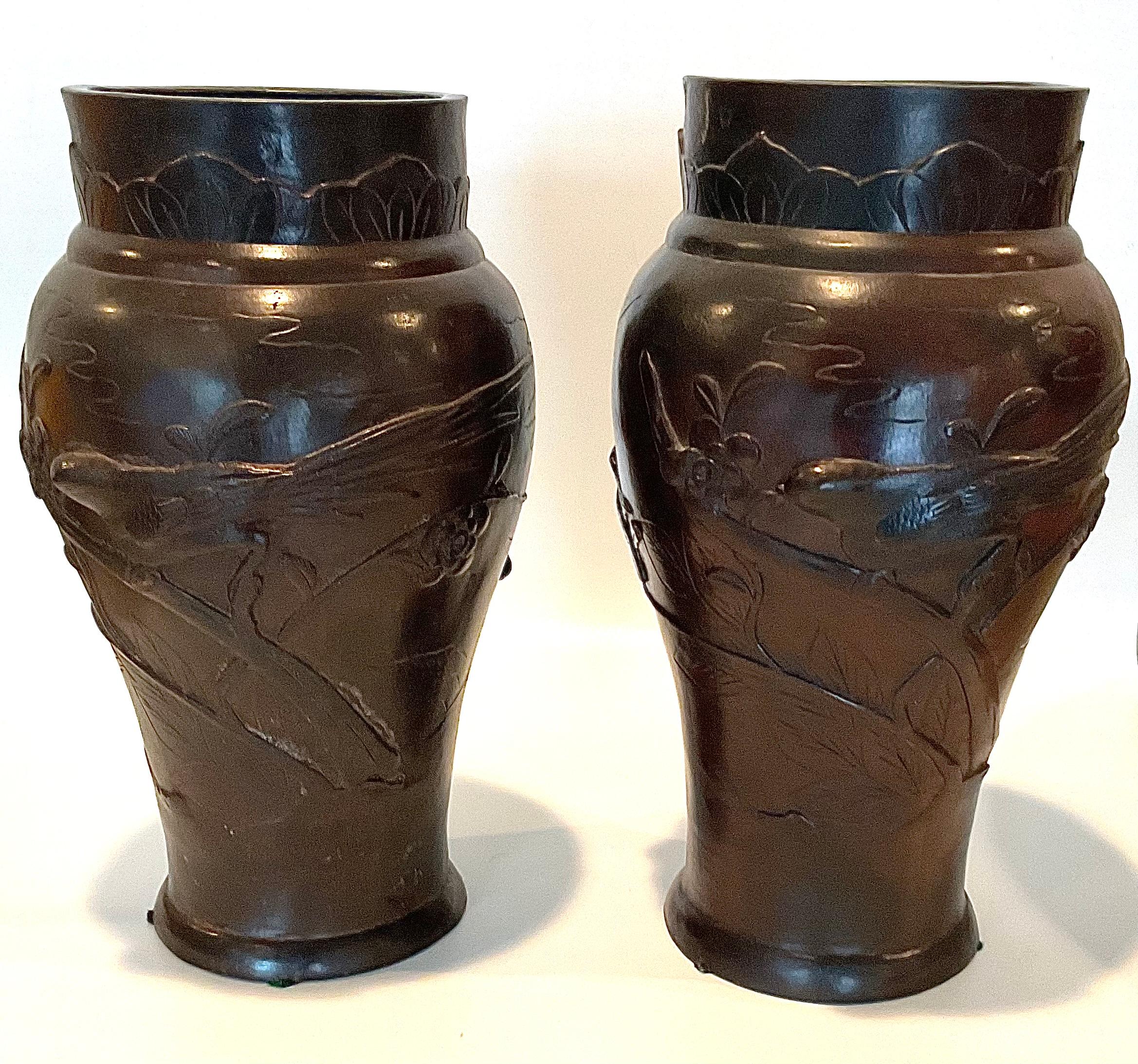 Coppia di vasi giapponesi in bronzo di epoca Meiji con uccelli multipli su rami firmati in vendita 3