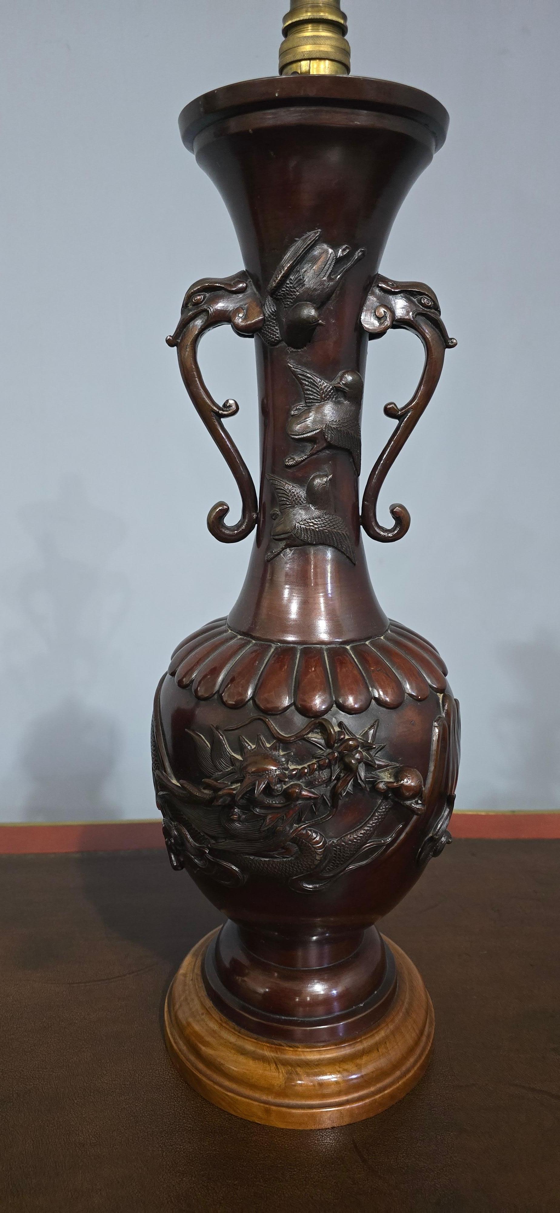 Magnifique paire de lampes de table en bronze à poignée d'éléphant de la période Meji. Les corps sont moulés avec des dragons à trois orteils tenant des perles et des oiseaux, en très bon état.

22