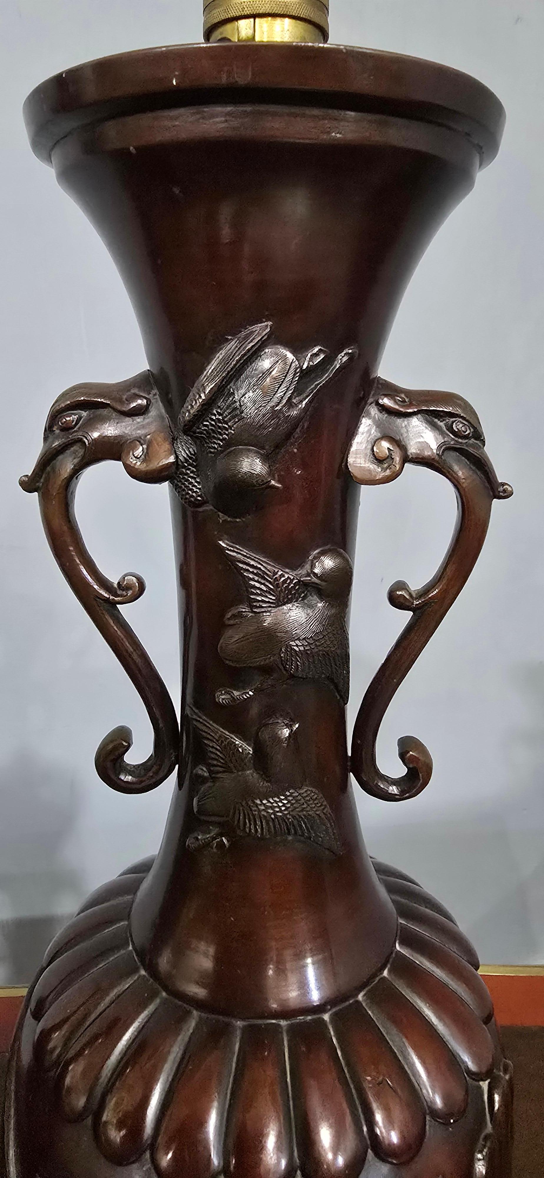Anglo-japonais Paire de lampes de table japonaises en bronze en vente