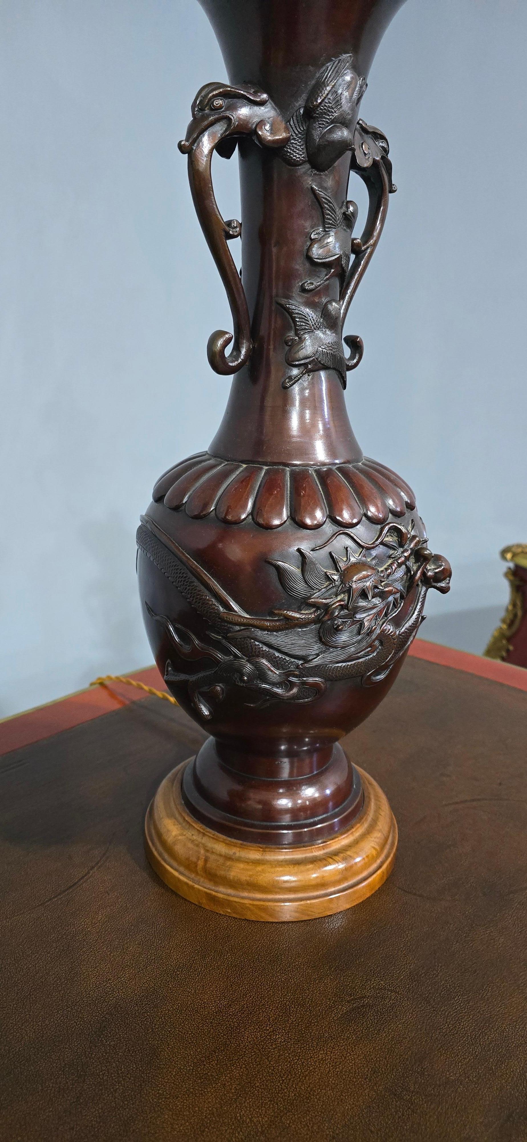 20ième siècle Paire de lampes de table japonaises en bronze en vente