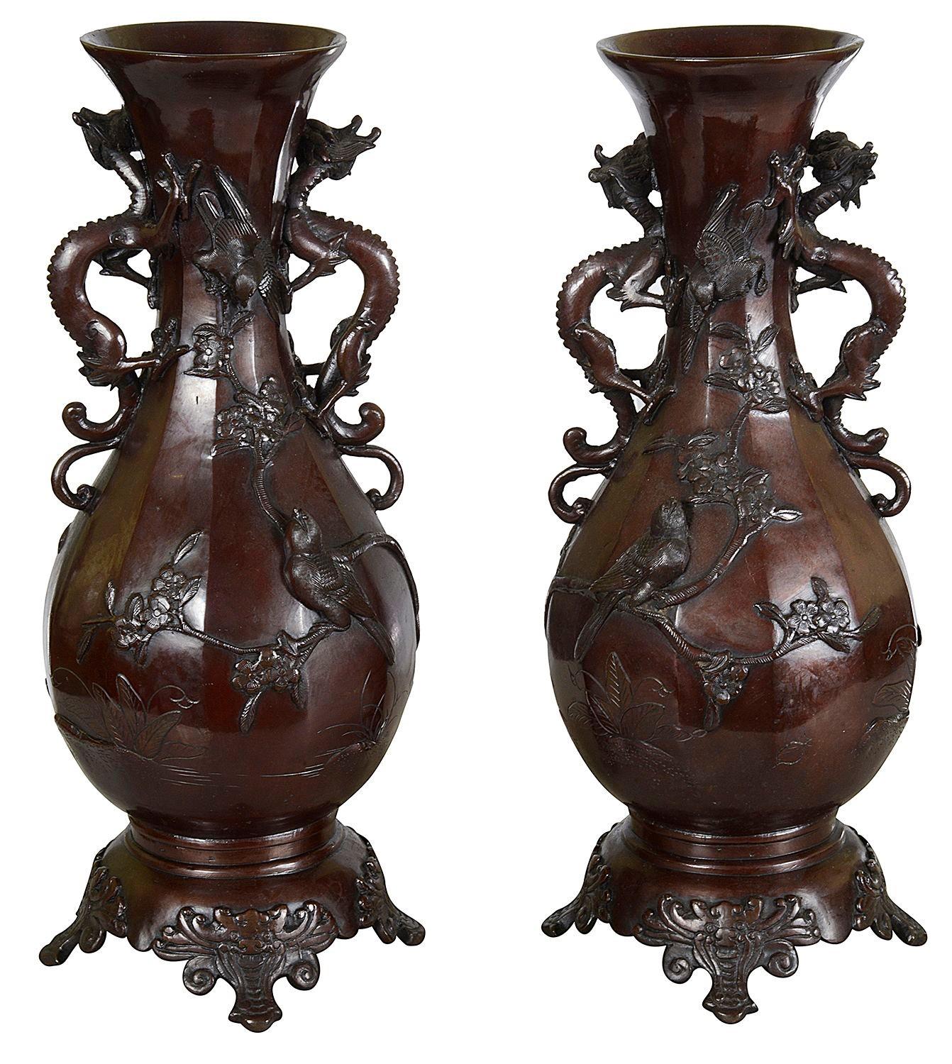 Un'impressionante coppia di vasi in bronzo patinato giapponese della fine del XIX secolo (periodo Meiji 1868-1912). Ognuno di essi presenta manici di draghi mitici, uccelli esotici appollaiati sui rami e corpo sfaccettato.


Lotto 83 H. H.