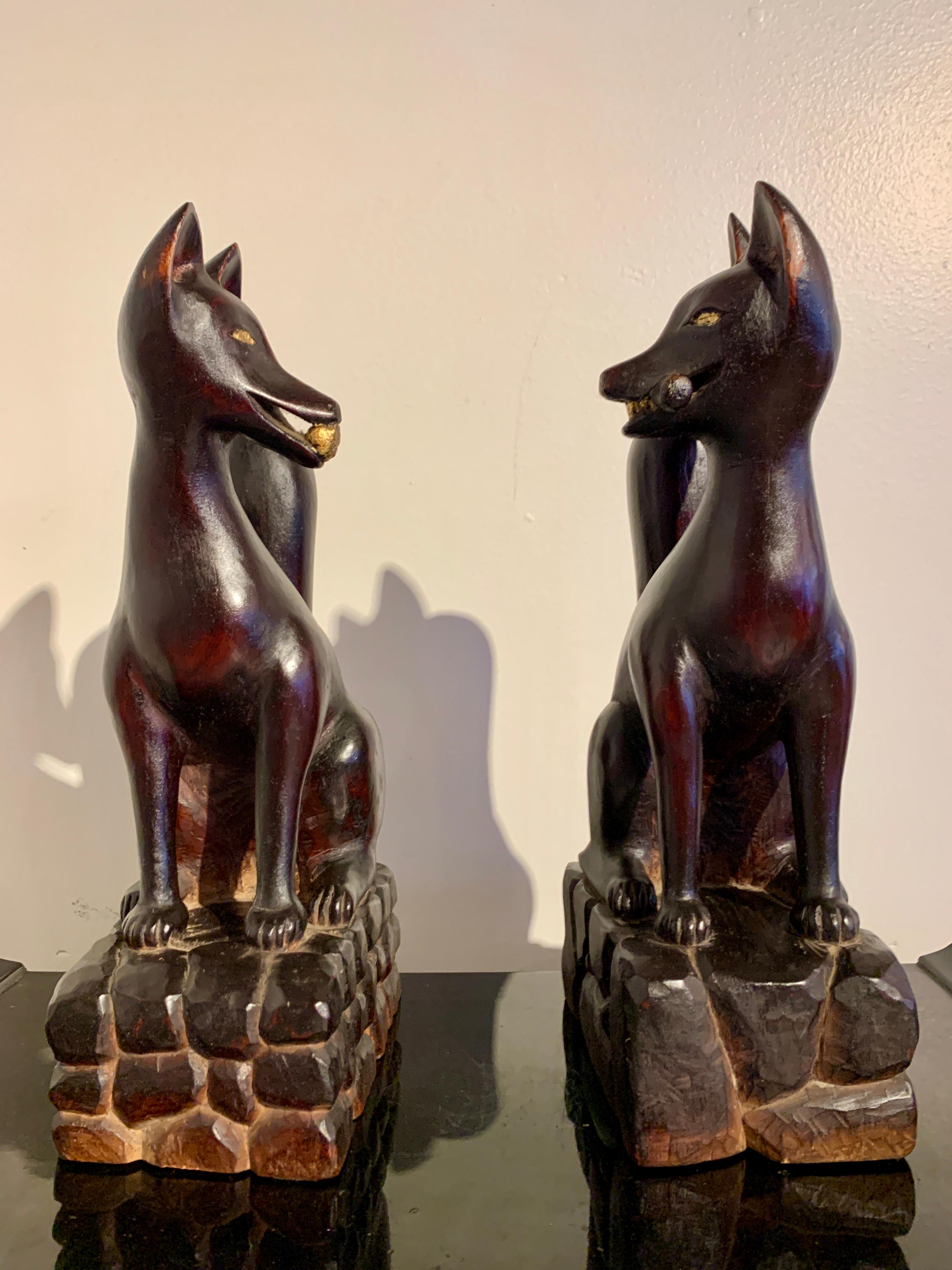 Paire de renards Inari japonais sculptés et laqués, époque Showa, datés de 1951, Japon État moyen - En vente à Austin, TX