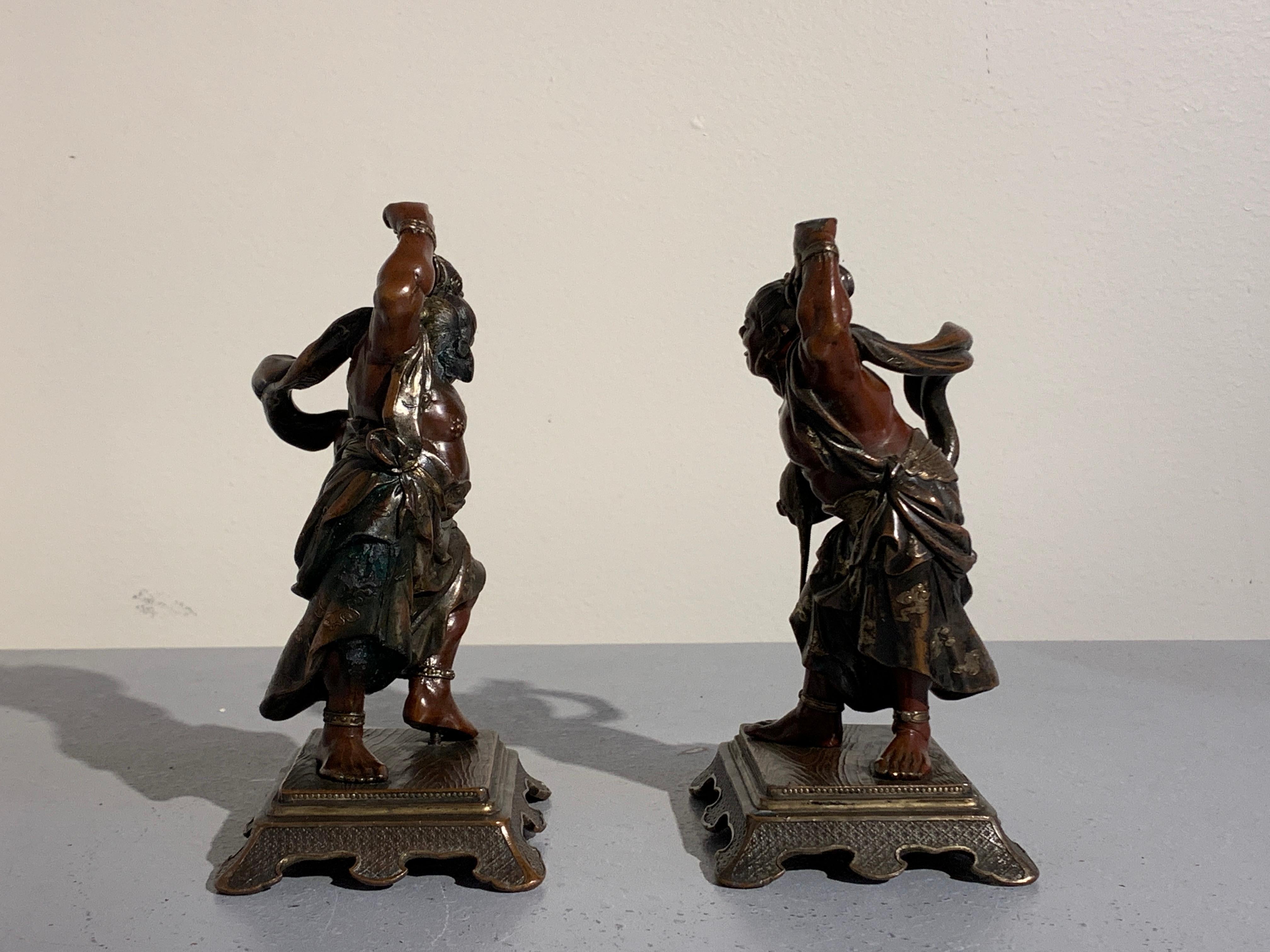 Ein gut gegossenes Paar japanischer Okimono-Figuren aus gemischtem Metall von buddhistischen Wächtern, bekannt als Nio oder Dharmapala, Beschützer des buddhistischen Glaubens, Meiji-Zeit, Japan.

Die lächelnden Bronze Wächter Figuren zeigen ein