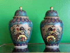 Coppia di vasi coperti in porcellana giapponese con smalto Cloisonne: galli e uccelli fenici