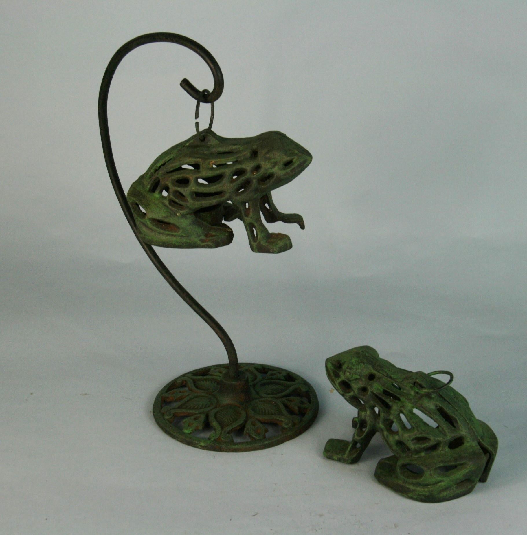  Japanese Garden Two Frog Lighting Lantern /Sculptures In Good Condition In Douglas Manor, NY