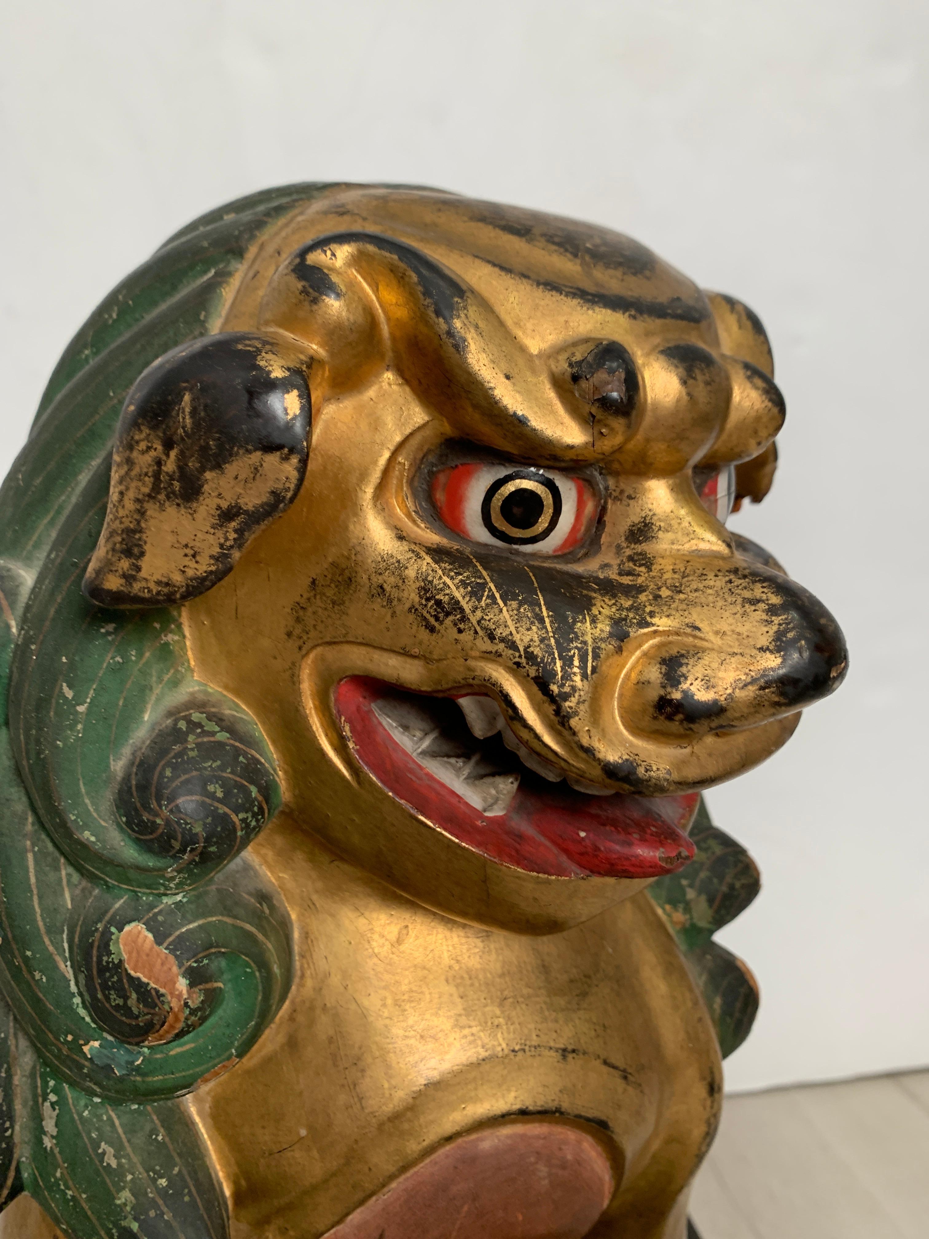 Paire de lions gardiens Komainu en bois doré, début du 20e siècle, Japon en vente 5