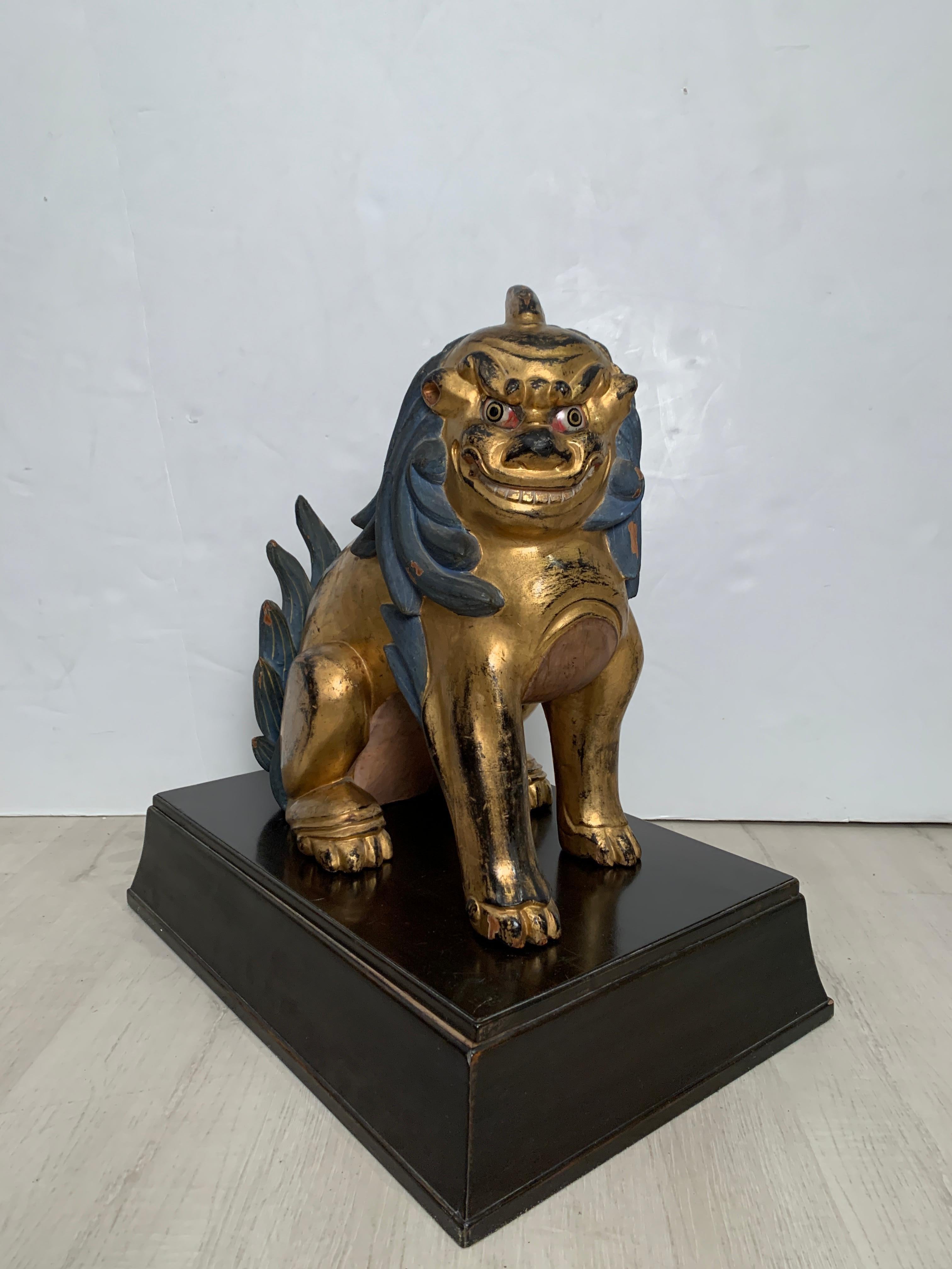 Doré Paire de lions gardiens Komainu en bois doré, début du 20e siècle, Japon en vente