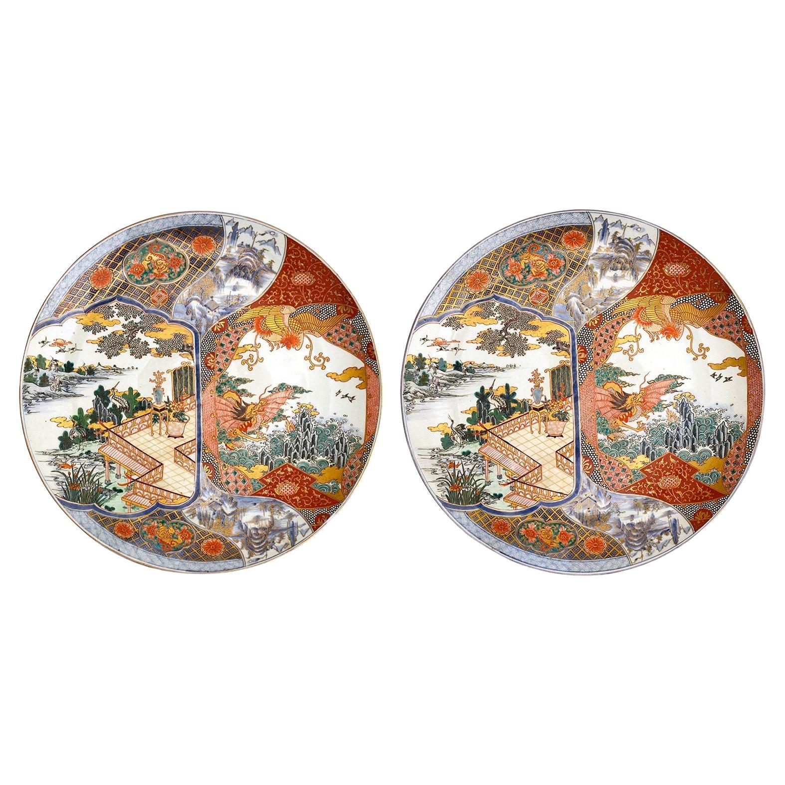 Paire de chargeurs japonais Imari, période Meiji, 21,5" de diamètre