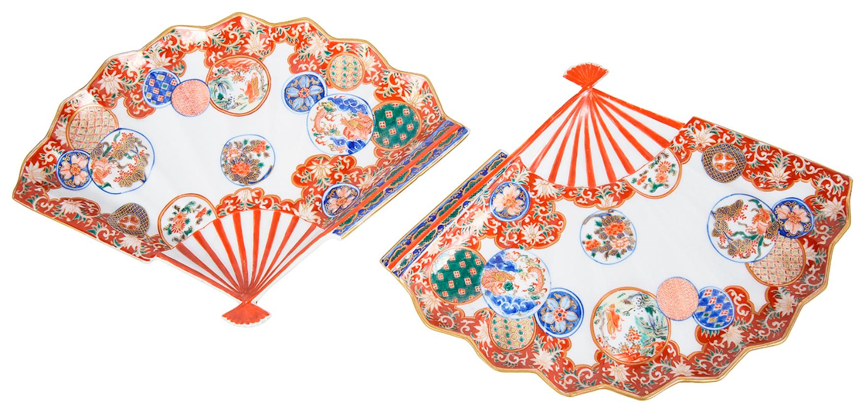 Japonisme Pair Japanese Imari Fan Shaped Dishes on Stands, circa 1900 For Sale