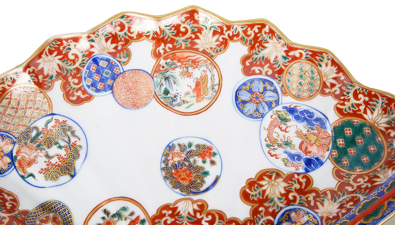 Hand-Painted Pair Japanese Imari Fan Shaped Dishes on Stands, circa 1900 For Sale