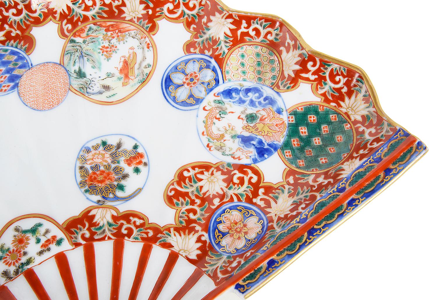 Pair Japanese Imari Fan Shaped Dishes on Stands, circa 1900 In Good Condition For Sale In Brighton, Sussex