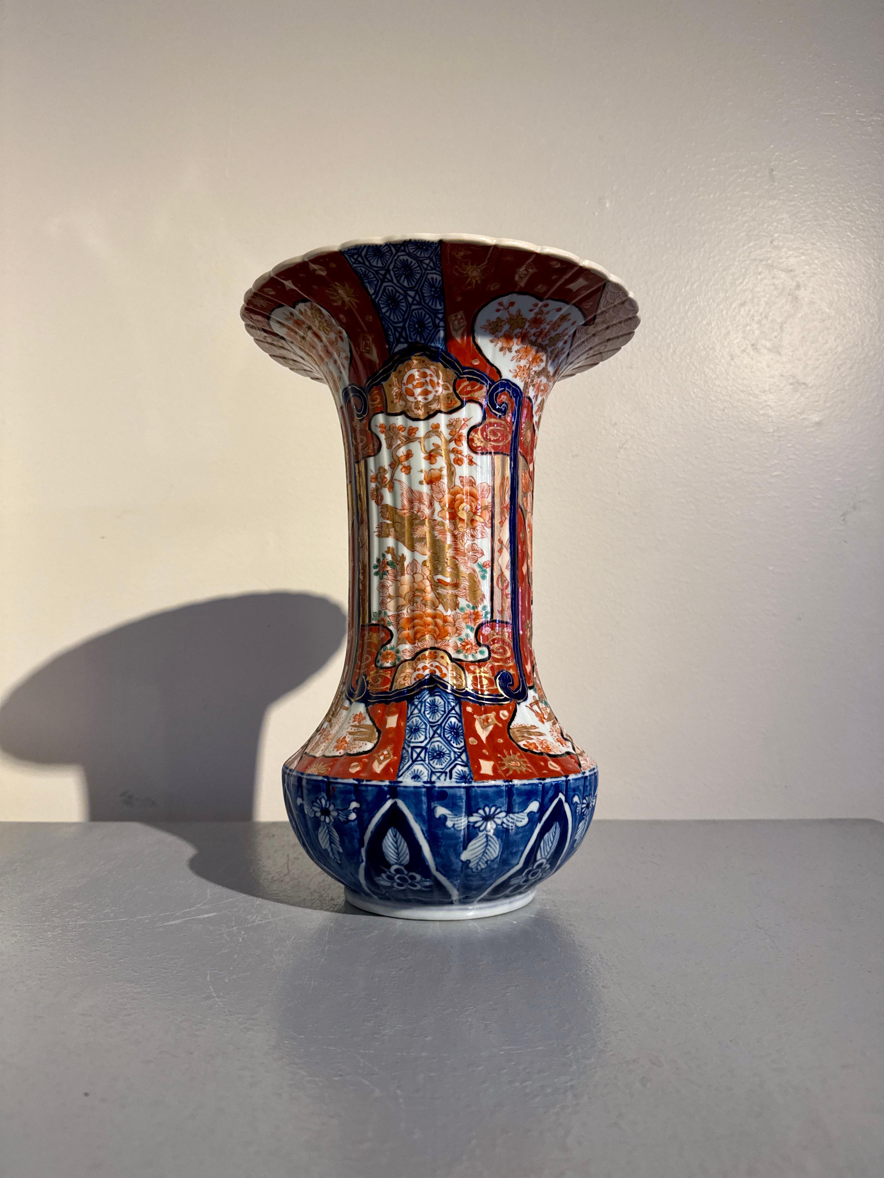 Pair Japanese Imari Fluted Trumpet Vases, Meiji Period, circa 1900, Japan For Sale 4