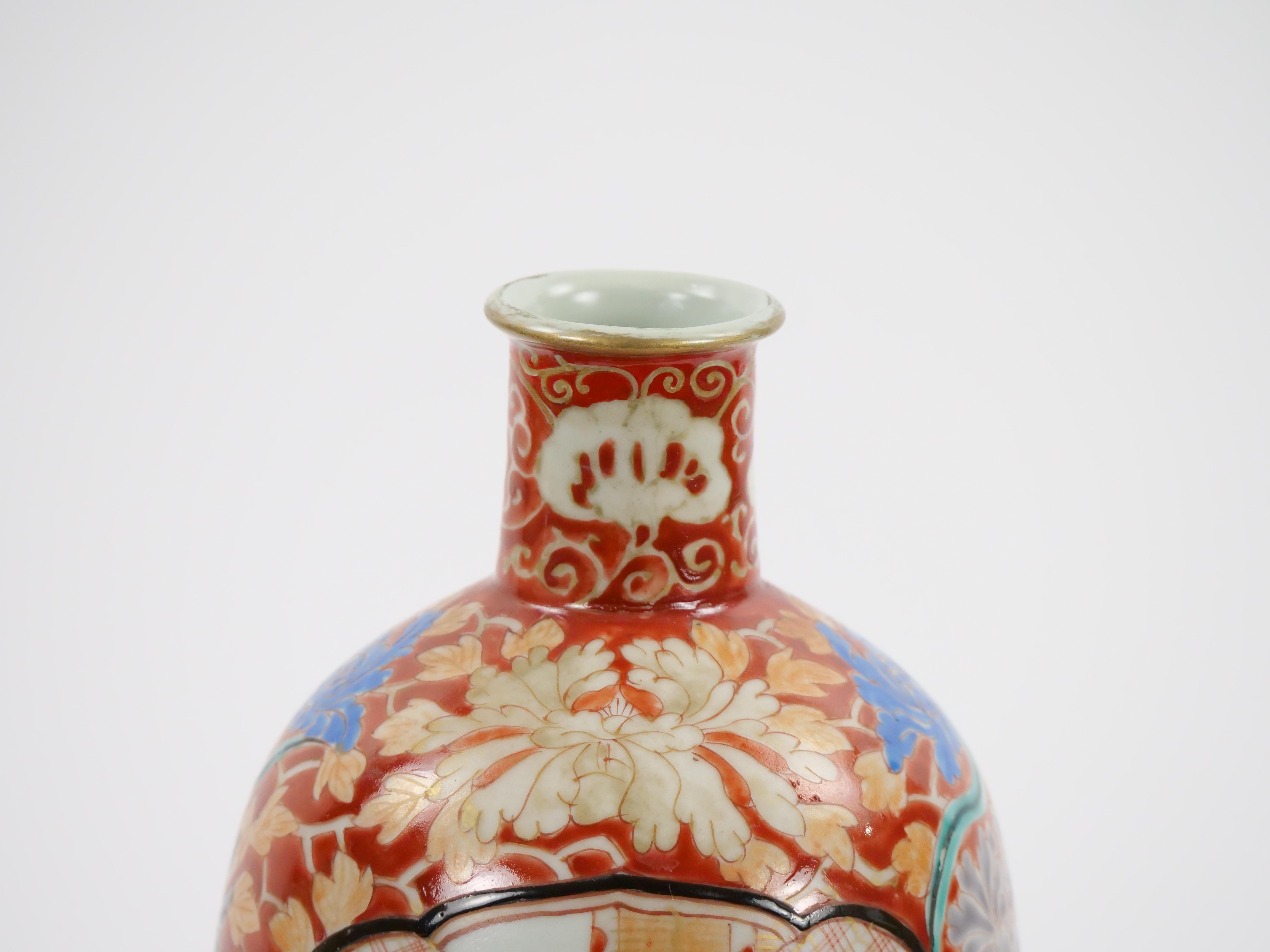 Pair Japanese Imari Gourd Shaped Porcelain Vases In Good Condition For Sale In Tarry Town, NY