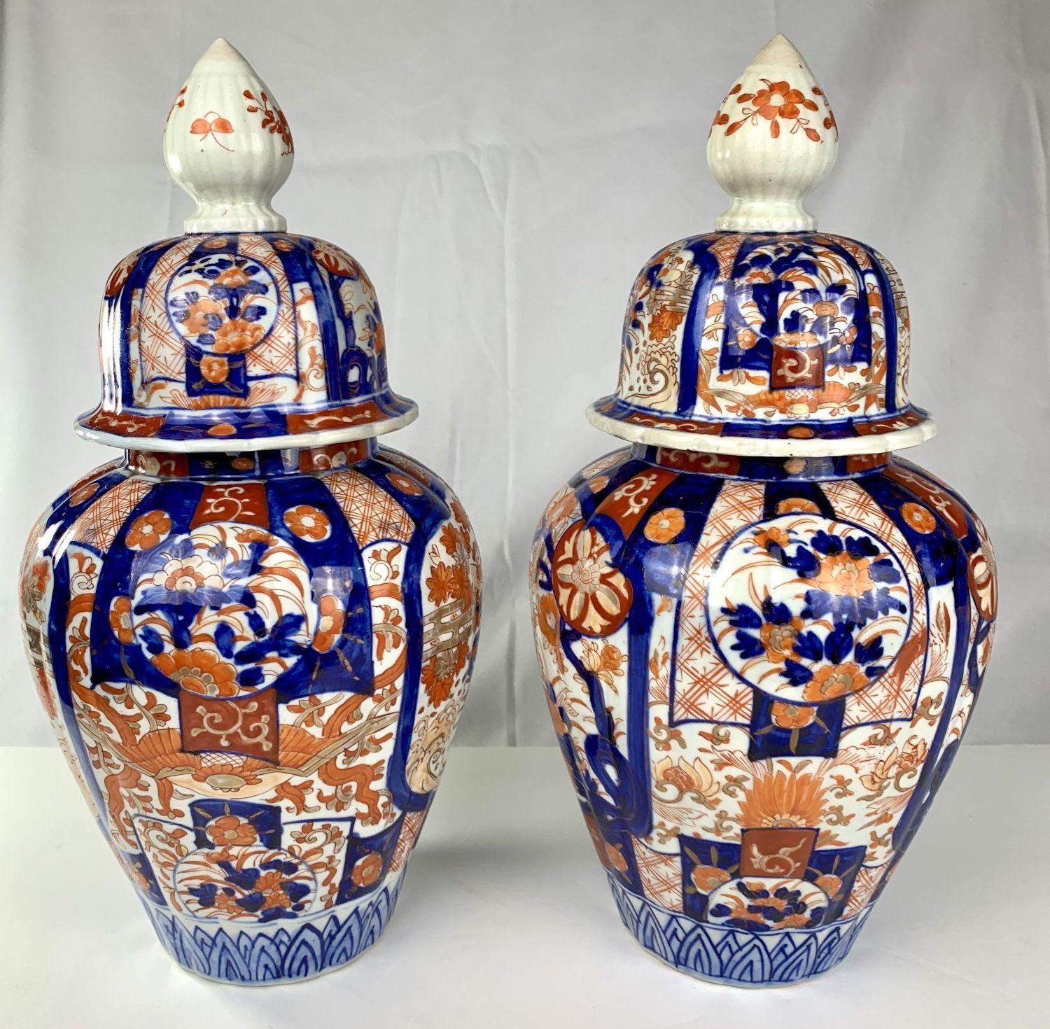 XIX secolo Coppia di antichi vasi Imari giapponesi del periodo Meiji, circa 1880 in vendita