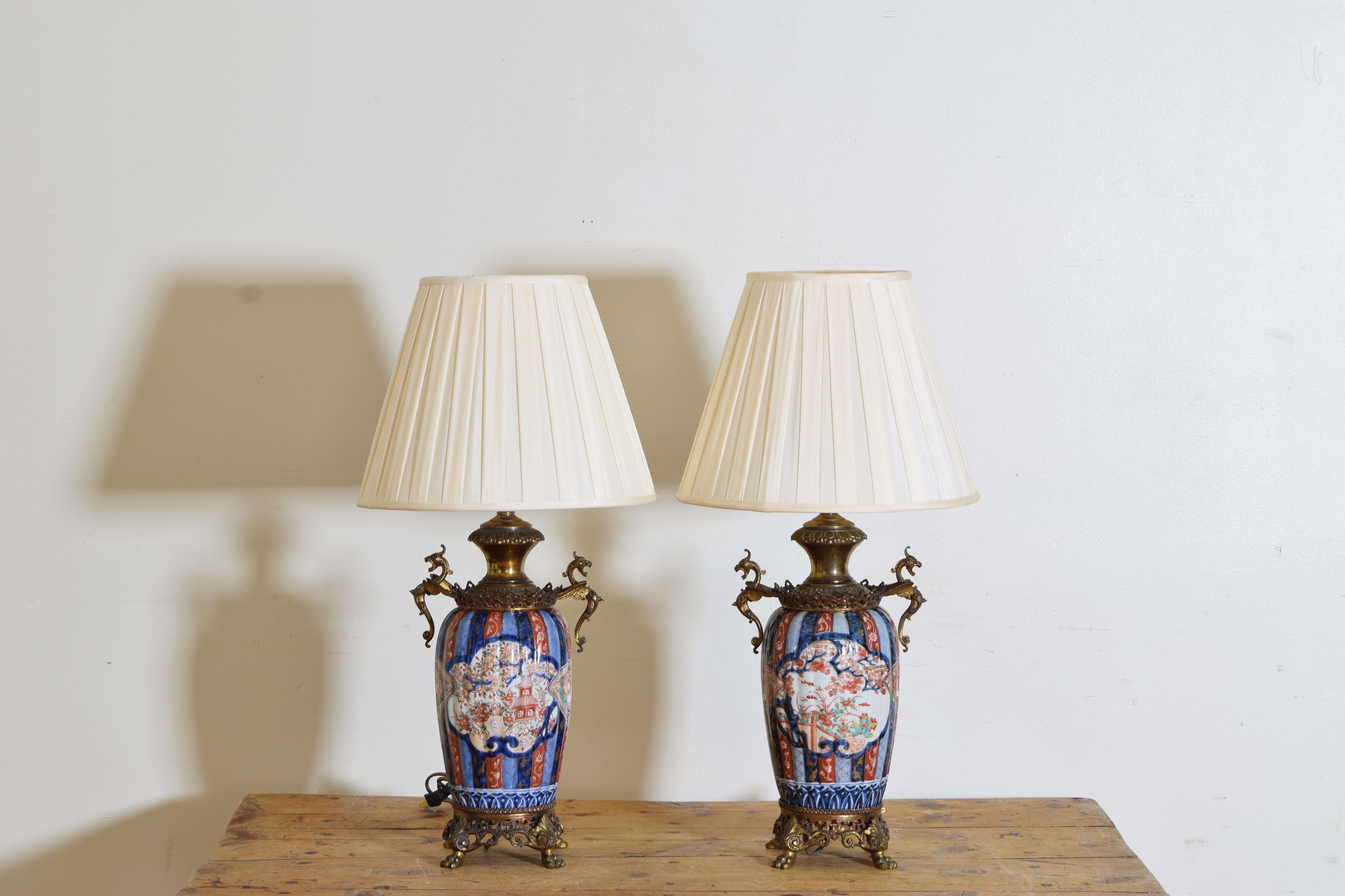 Le lampade a olio, che hanno bande verticali a colori alternati con decorazioni dipinte, sono splendidamente montate in ottone dorato con maniglie a forma di drago,  La porcellana Imari è un tipo di porcellana giapponese originaria della città di