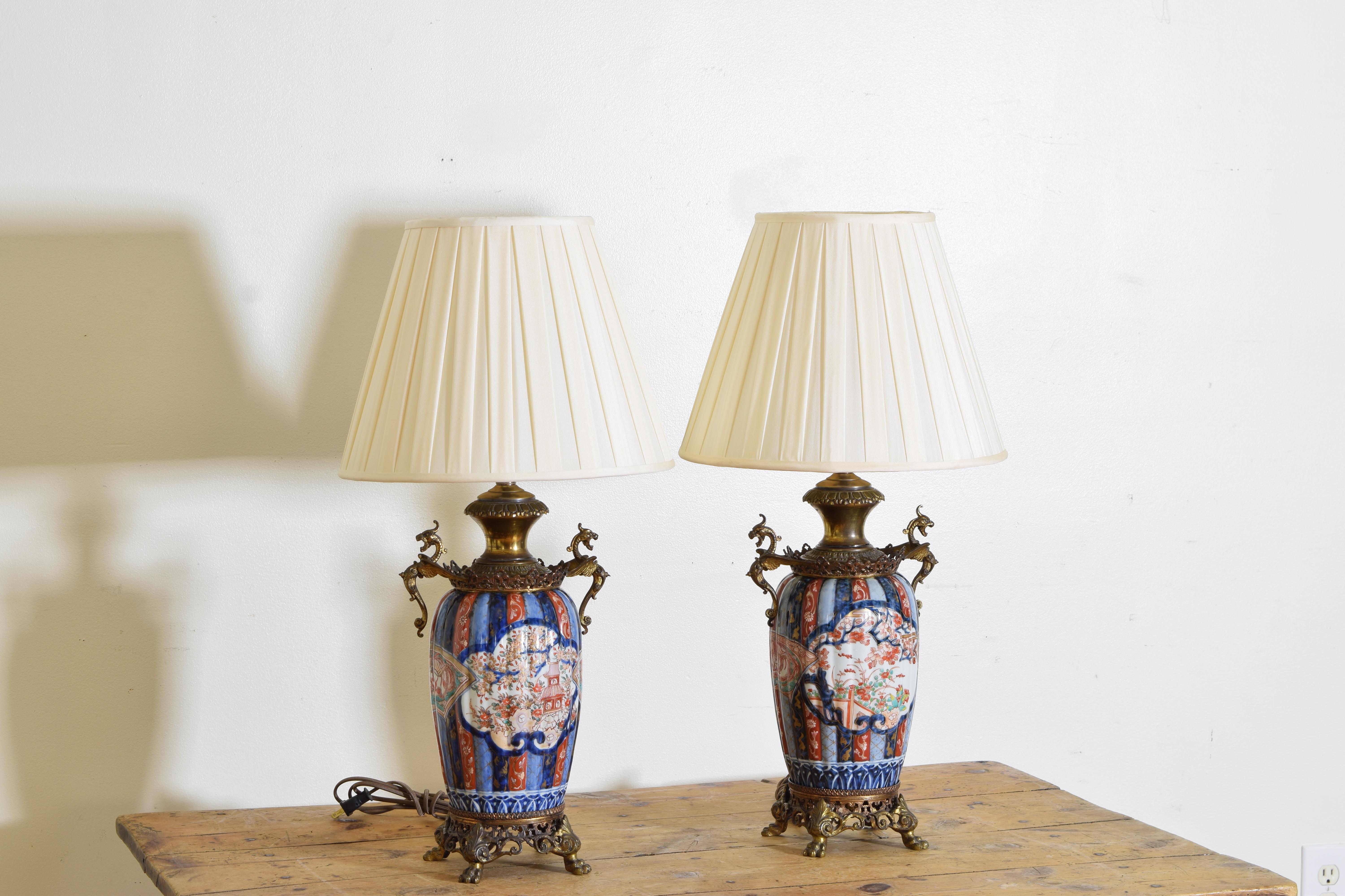 Pieno vittoriano Coppia di lampade da tavolo giapponesi in Imari Porcelain e ottone, seconda metà del XIX secolo in vendita