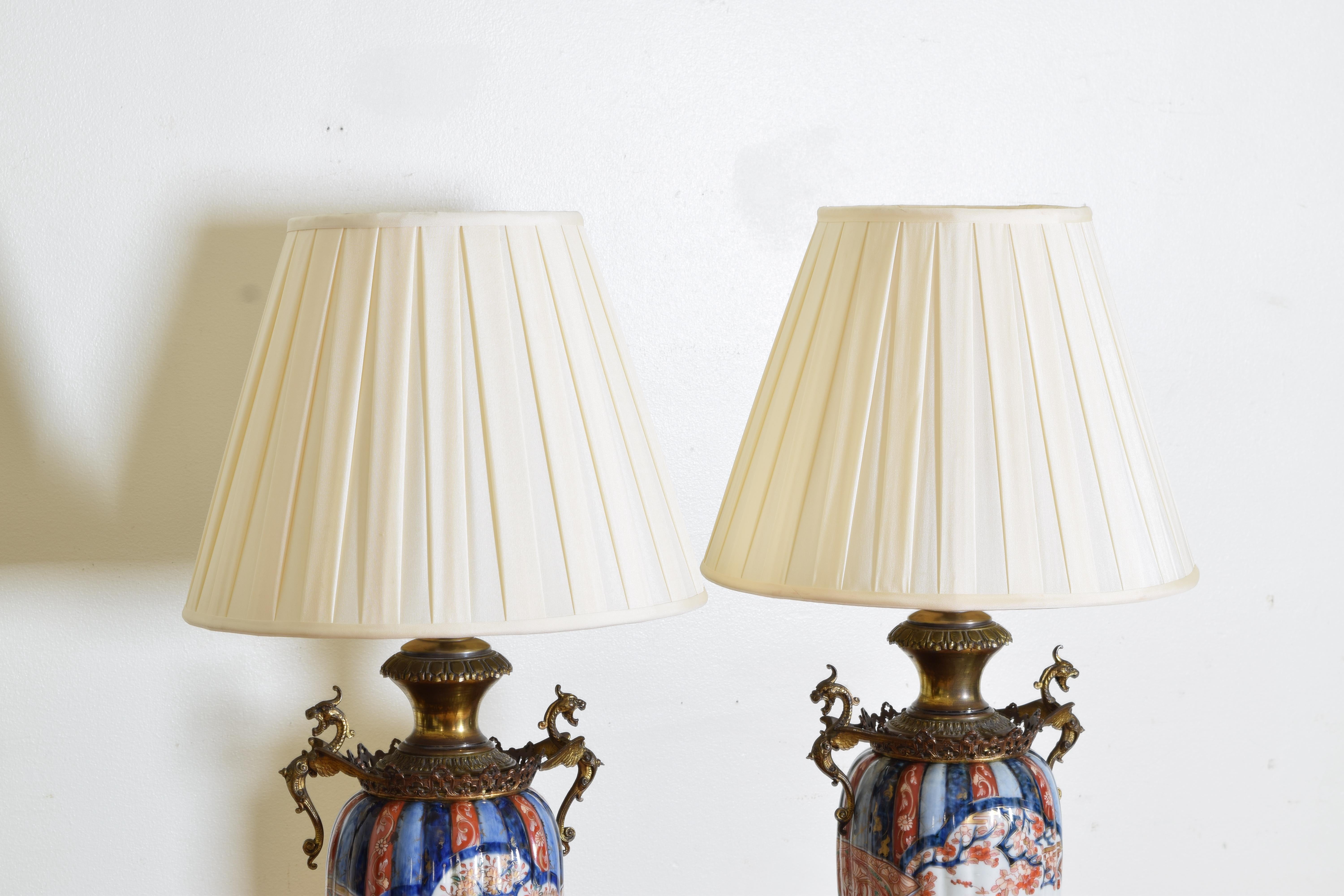 Giapponese Coppia di lampade da tavolo giapponesi in Imari Porcelain e ottone, seconda metà del XIX secolo in vendita