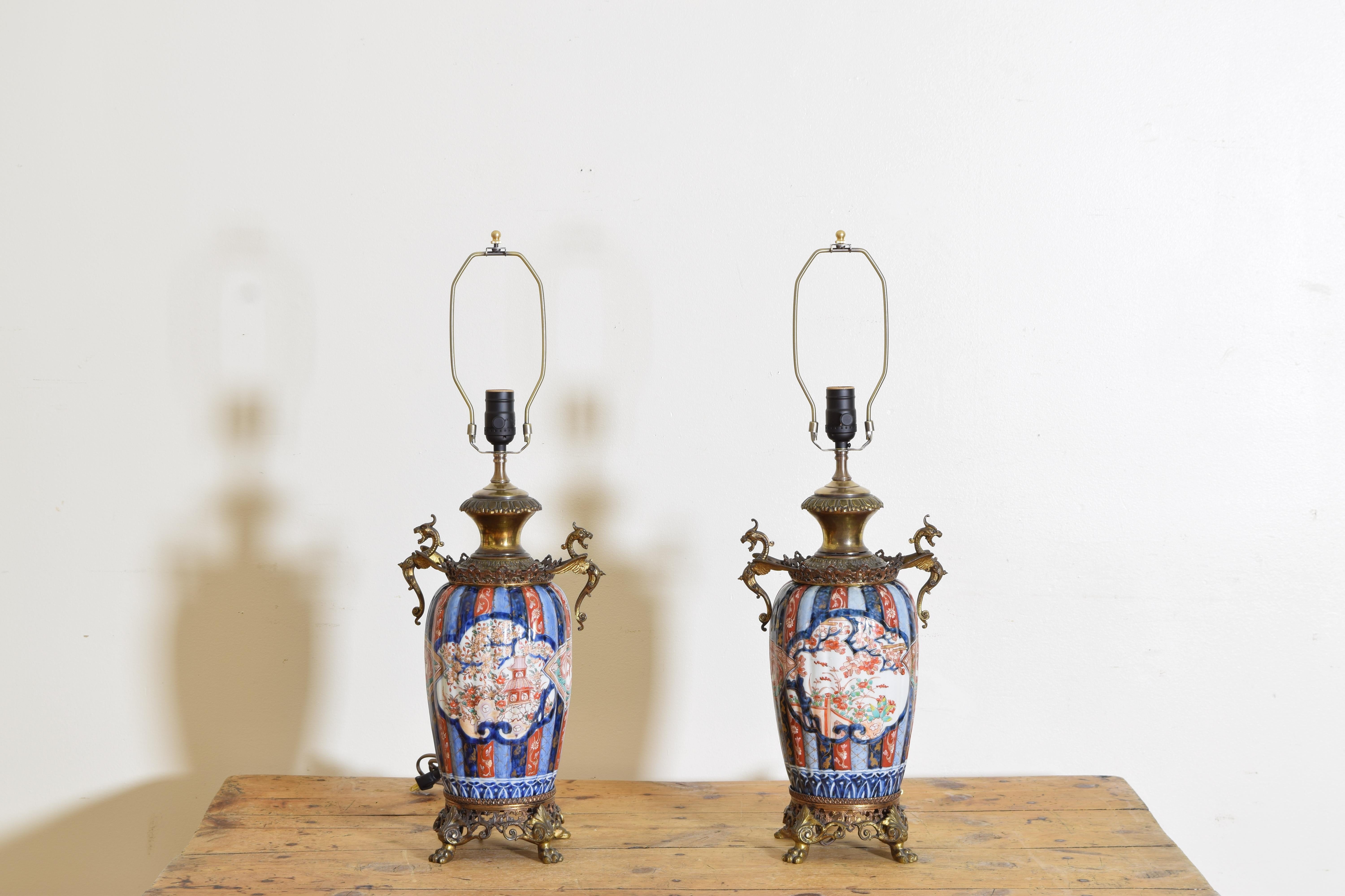 Coppia di lampade da tavolo giapponesi in Imari Porcelain e ottone, seconda metà del XIX secolo In condizioni buone in vendita a Atlanta, GA