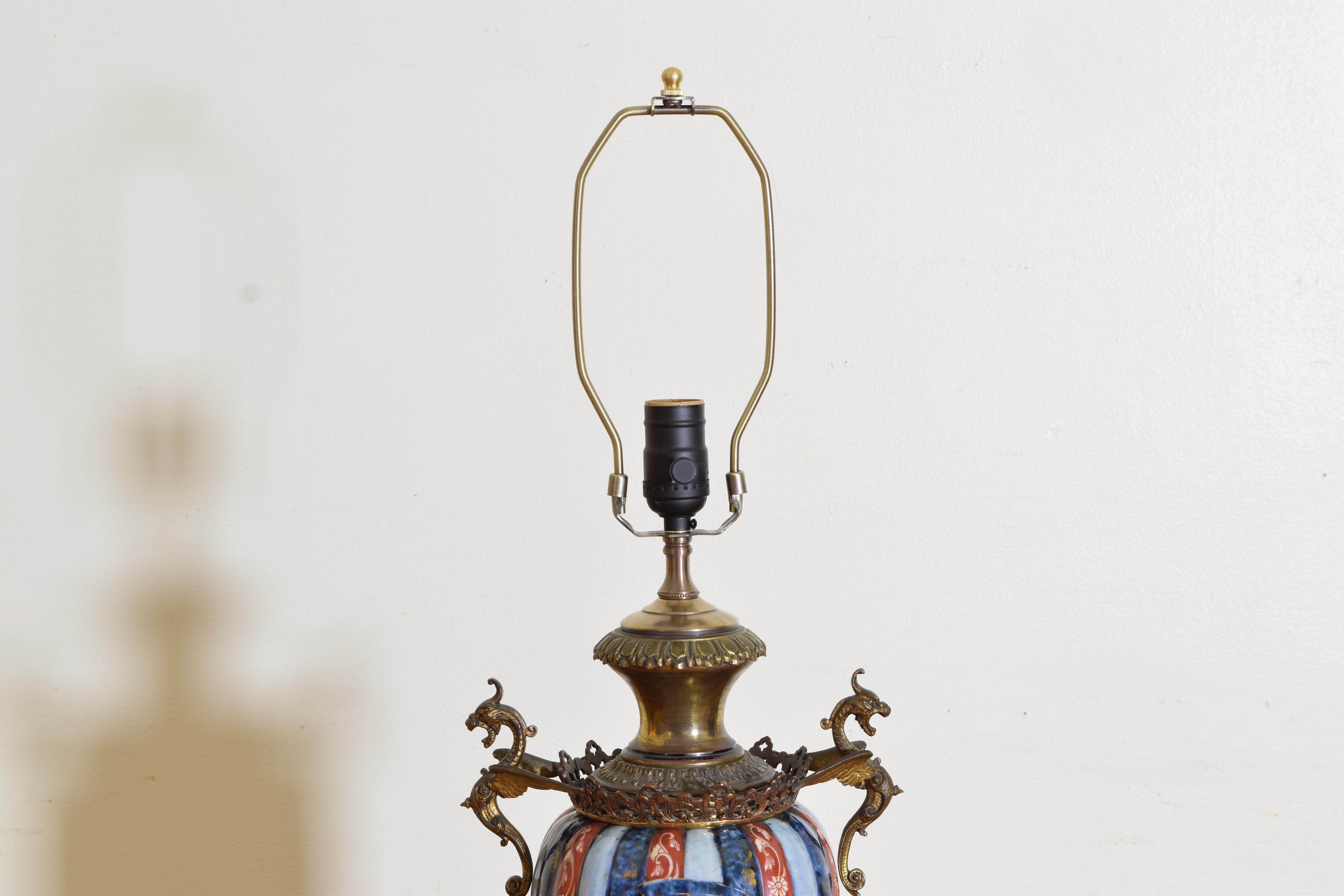 Fine XIX secolo Coppia di lampade da tavolo giapponesi in Imari Porcelain e ottone, seconda metà del XIX secolo in vendita
