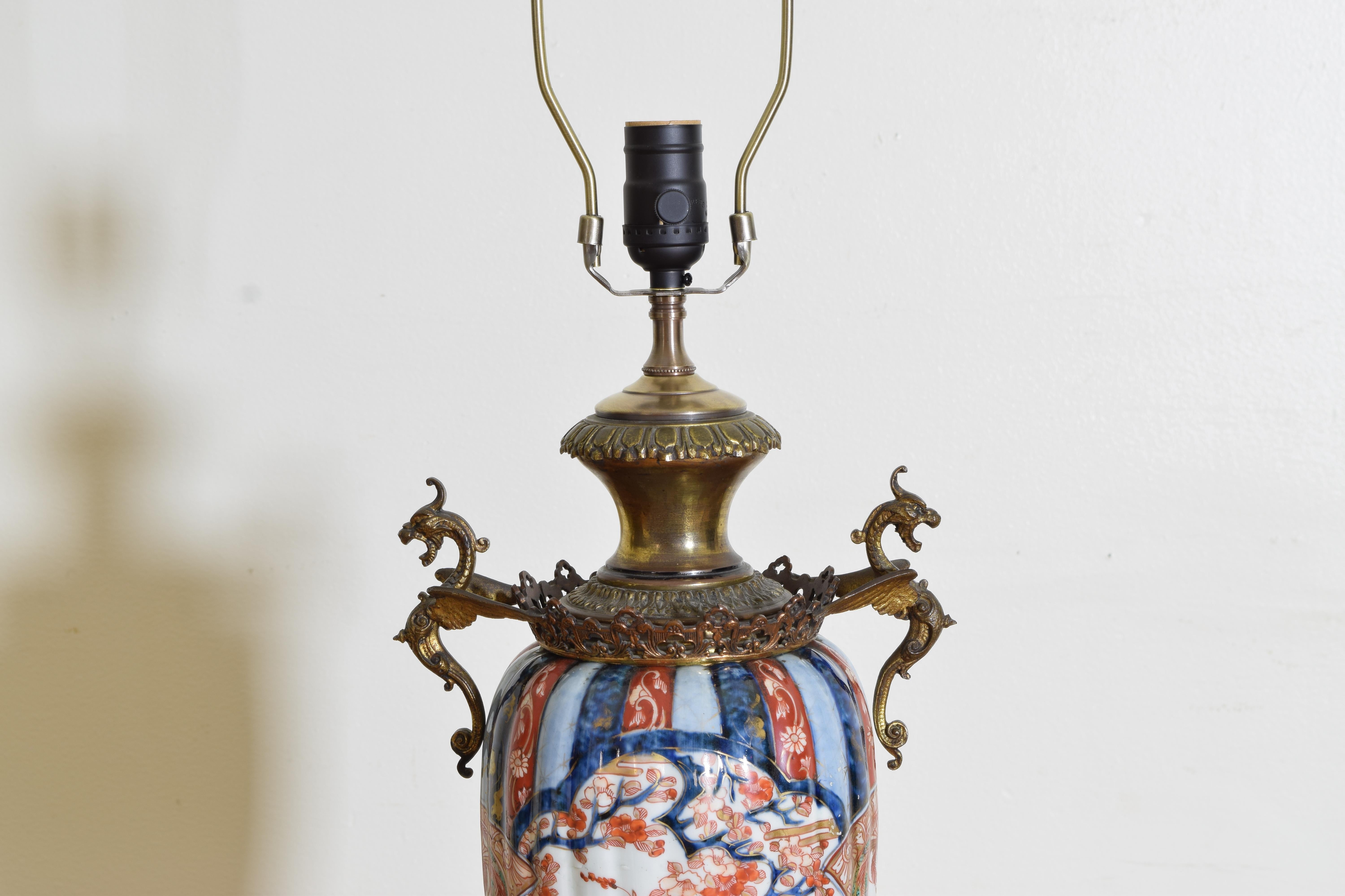 Porcellana Coppia di lampade da tavolo giapponesi in Imari Porcelain e ottone, seconda metà del XIX secolo in vendita