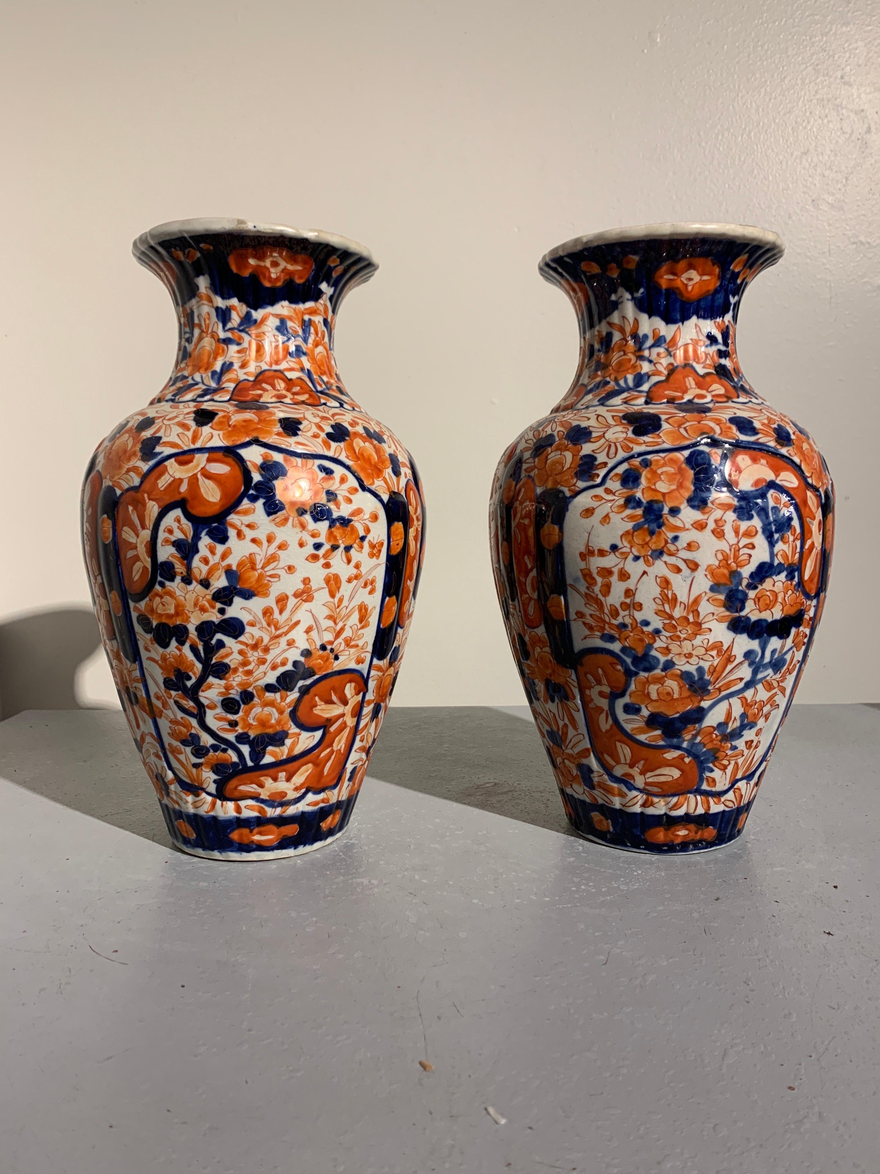 Glazed Pair of Japanese Imari Ribbed Vases, Meiji Period, circa 1900