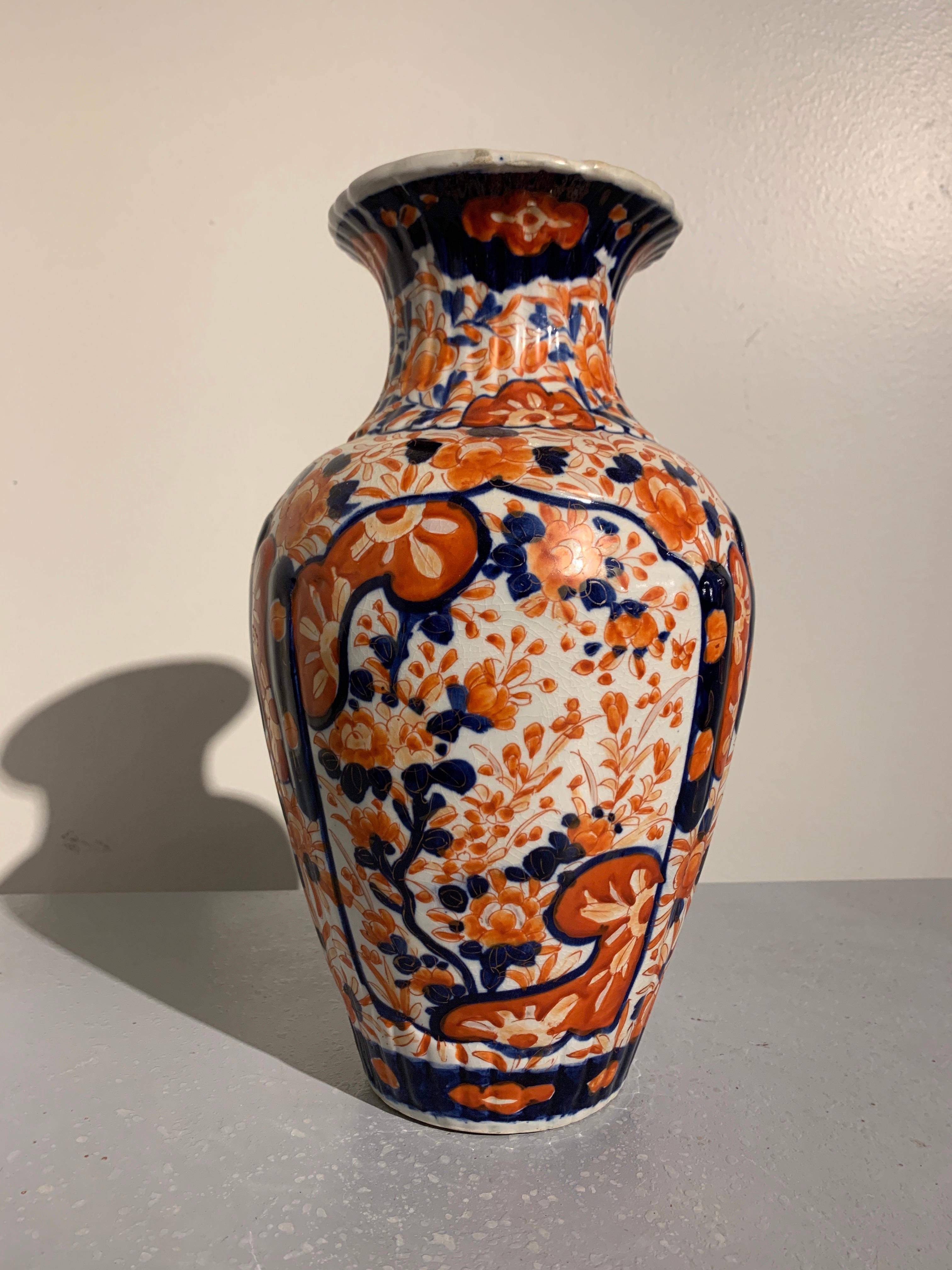 Pair of Japanese Imari Ribbed Vases, Meiji Period, circa 1900 In Good Condition In Austin, TX