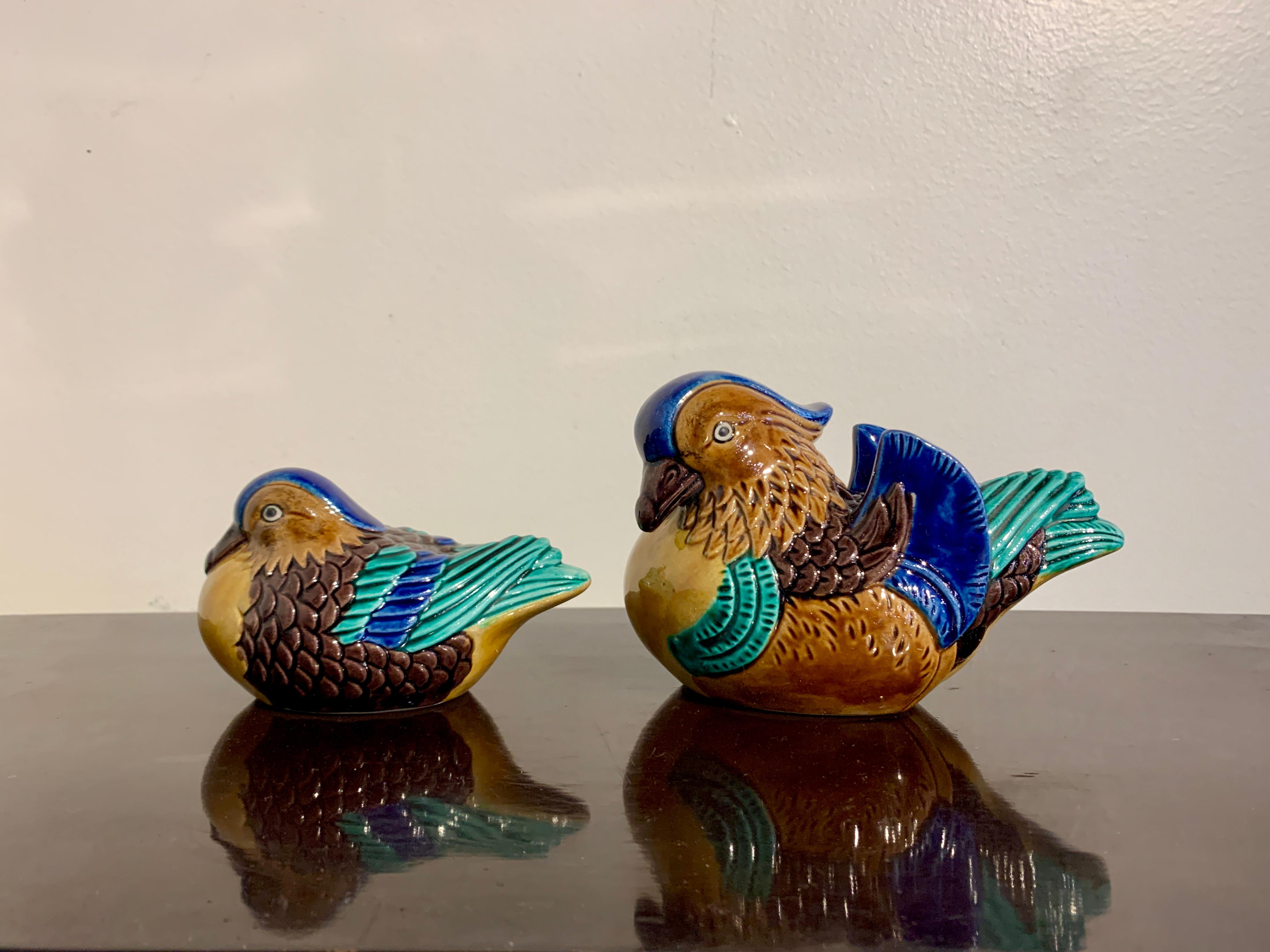 Un'affascinante e deliziosa coppia di modelli in porcellana smaltata Kutani, okimono, di anatre mandarine, oshidori, epoca Showa, circa anni '30, Giappone.

Le due anatre mandarine, chiamate oshidori in Giappone, sono modellate singolarmente e
