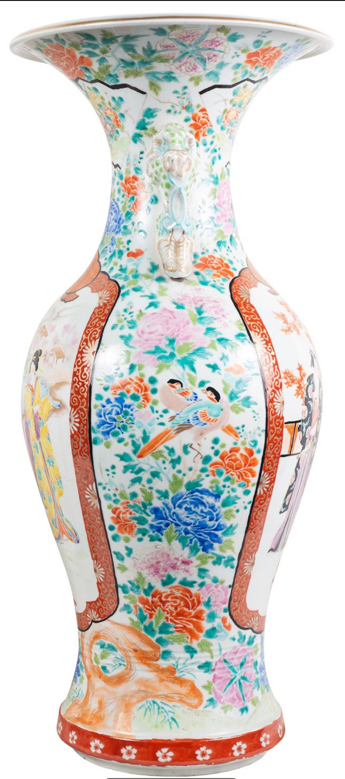 Pair of Japanese Kutani Porcelain Vase, circa 1880 For Sale 1