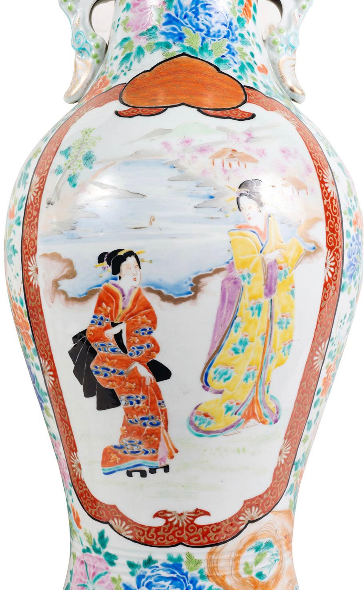 Pair of Japanese Kutani Porcelain Vase, circa 1880 For Sale 3