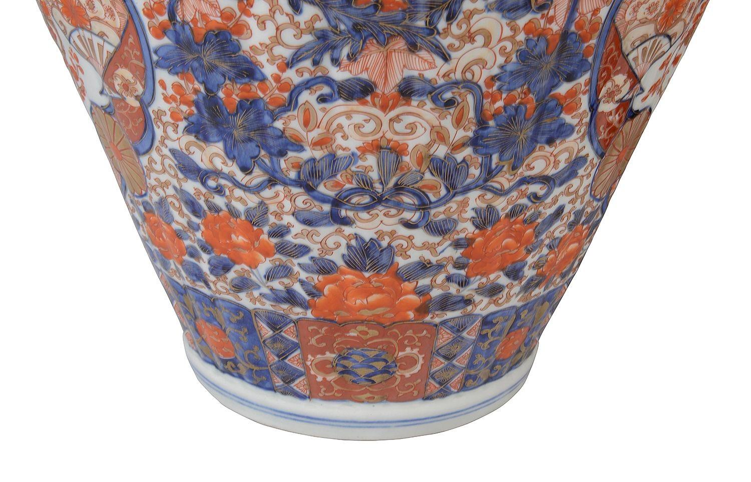 Pair Japanese lidded Imari vases, 19th Century For Sale 1
