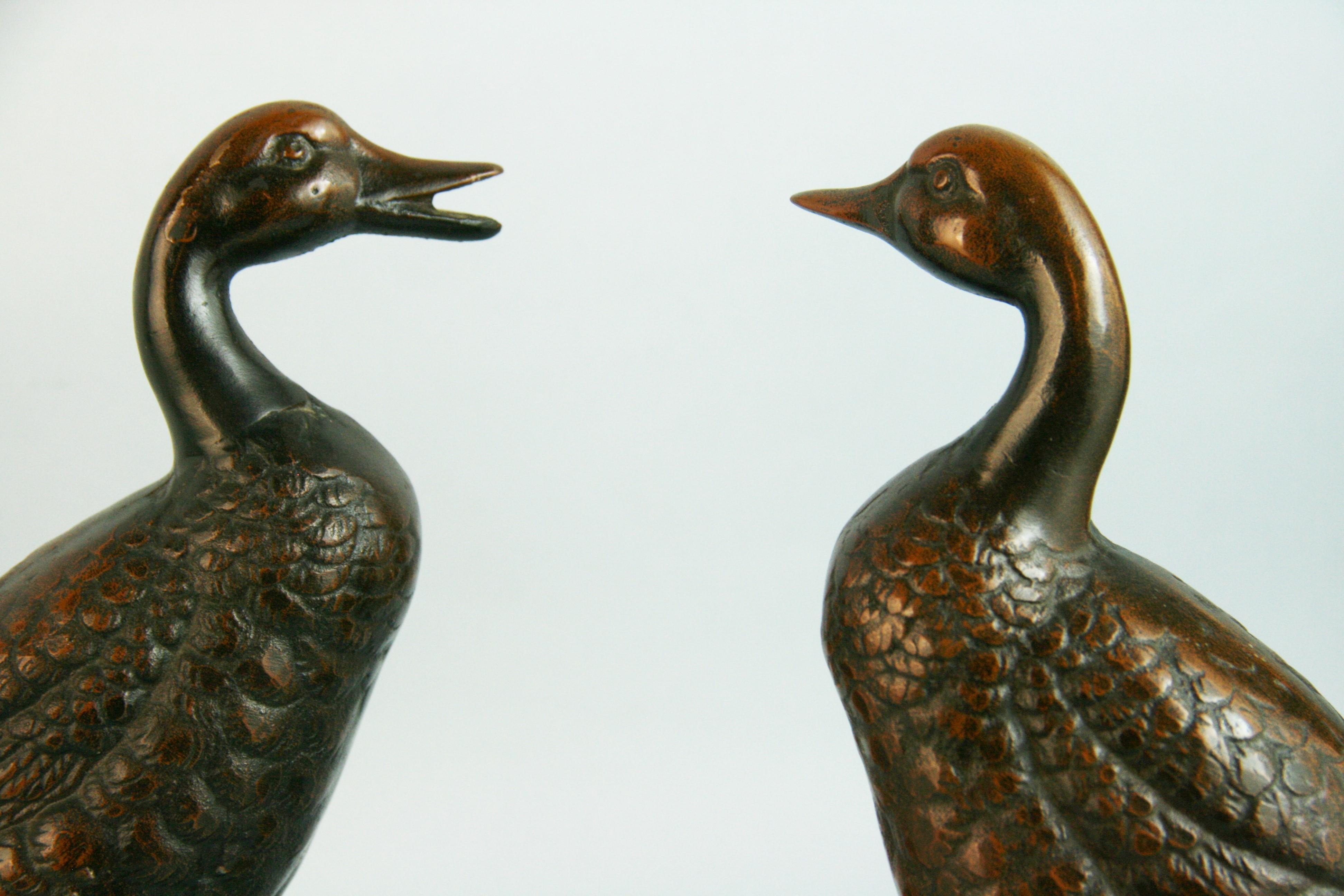 Paar japanische Messing-Enten-Gartenskulpturen/Buchstützen (Handgefertigt) im Angebot