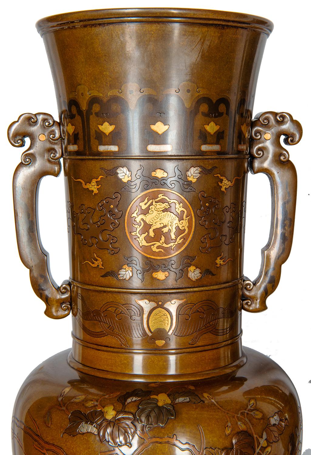 Paar japanische Vasen aus Bronze und Vergoldung aus der Meiji-Zeit (Japonismus) im Angebot
