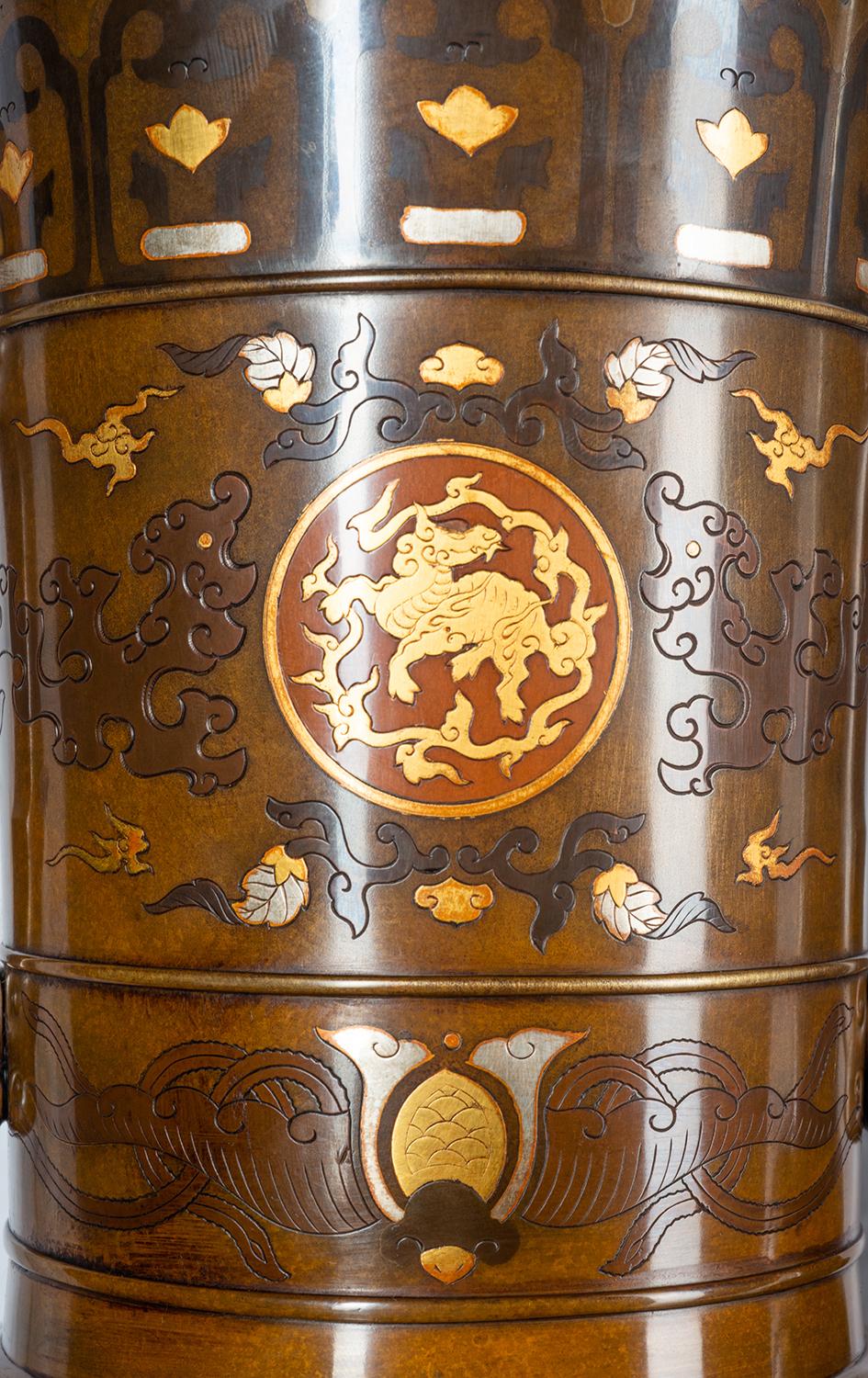 Paar japanische Vasen aus Bronze und Vergoldung aus der Meiji-Zeit (Japanisch) im Angebot