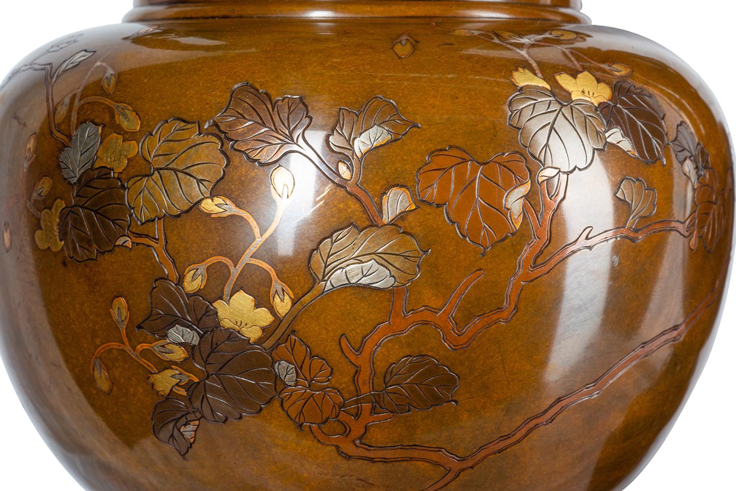 Paar japanische Vasen aus Bronze und Vergoldung aus der Meiji-Zeit (Patiniert) im Angebot