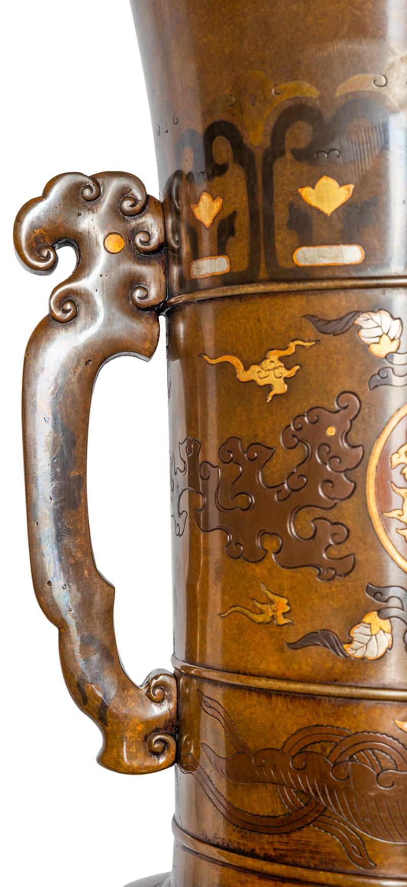 Paar japanische Vasen aus Bronze und Vergoldung aus der Meiji-Zeit im Zustand „Gut“ im Angebot in Brighton, Sussex