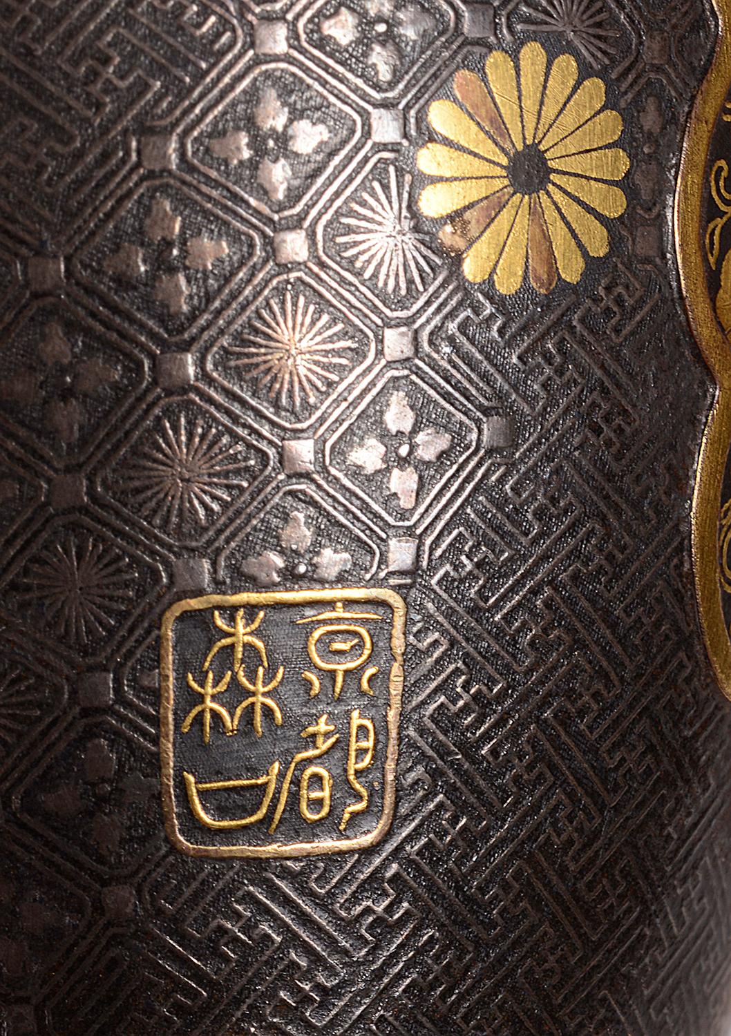 Paar japanische Komai-Deckelvasen aus der Meiji-Zeit im Angebot 6