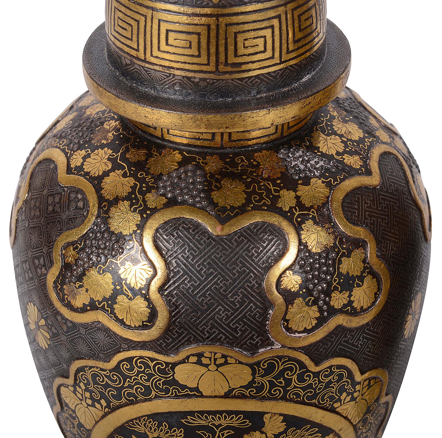 Pair Japanese Meiji Period Komai Lidded Vases In Good Condition For Sale In Brighton, Sussex