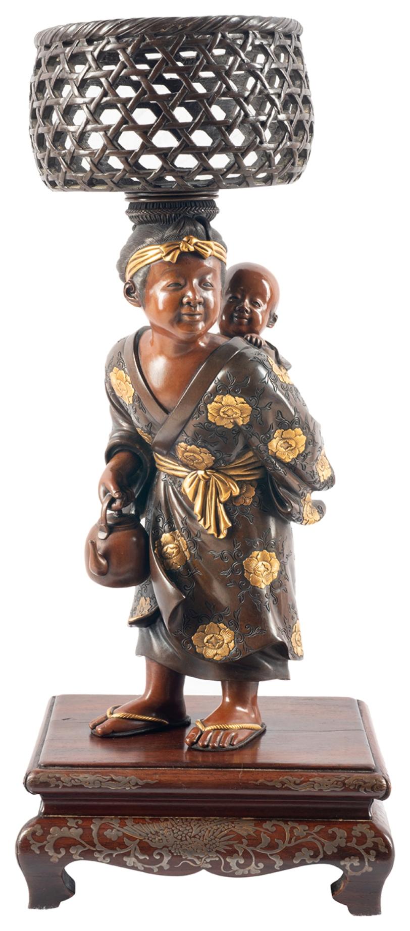 Ein hochwertiges Paar japanischer Miyao-Bronzefiguren aus der Meiji-Zeit (1868-1912), die eine Mutter darstellen, die ihr Kind mit einem Weidenkorb auf dem Kopf trägt und dabei einen Wasserkessel hält, sowie einen Mann, der versucht, einen
