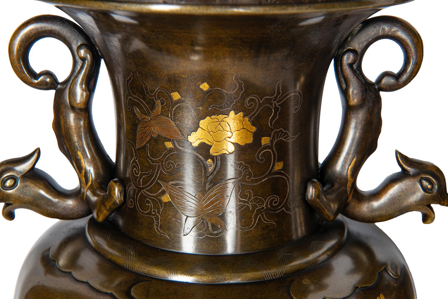 Paire de vases japonais de style Miyao en bronze gravé, fin du 19ème siècle 2