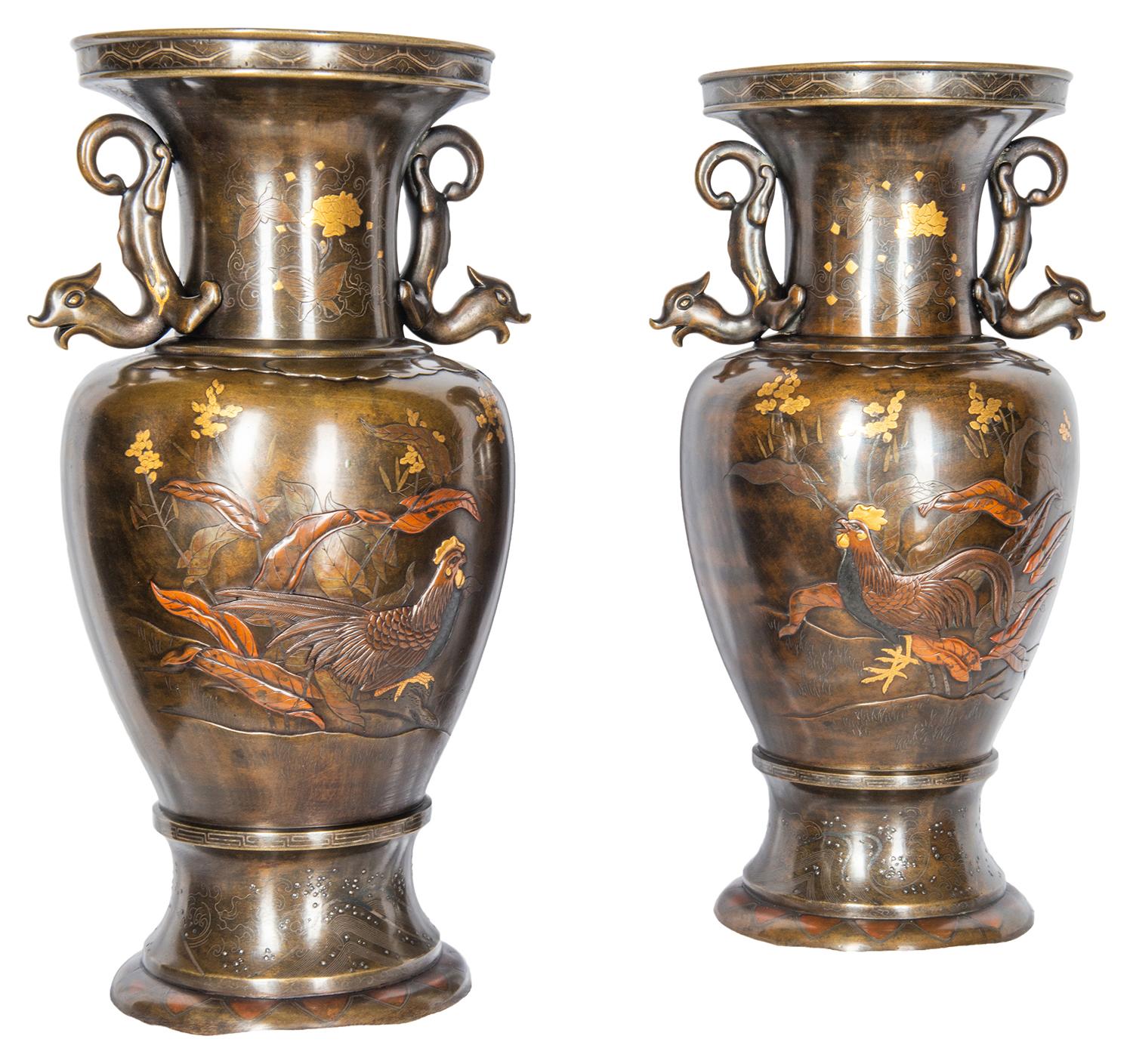 Bronze Paire de vases japonais de style Miyao en bronze gravé, fin du 19ème siècle