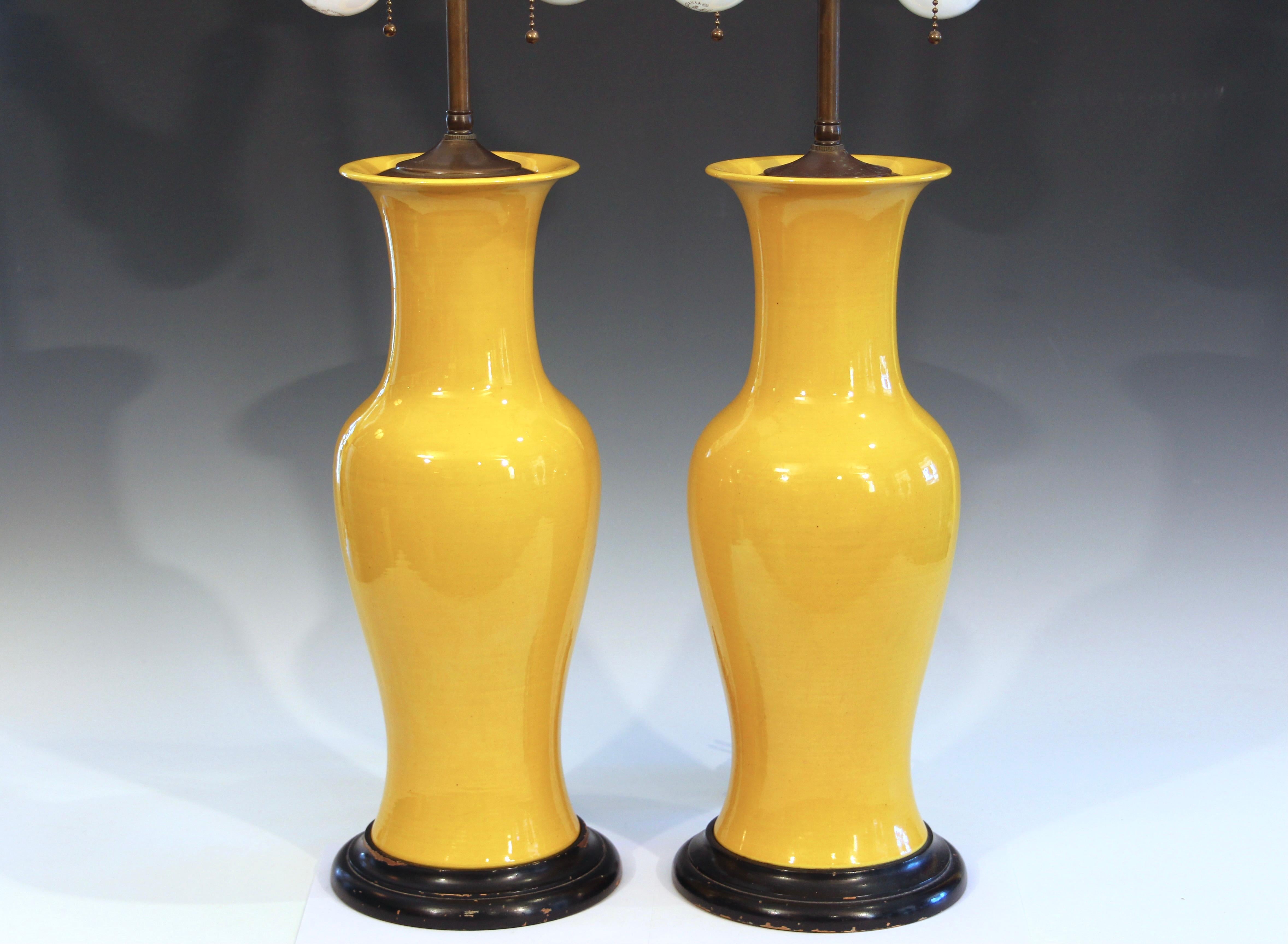 Qing Paire de Vases Lampes en Porcelaine Japonaise Monochrome Jaune Vintage 1960s Table Crackle en vente
